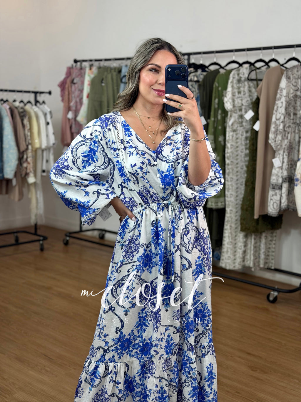 VESTIDO TIPO BLUSÓN LIGERO, CON CUELLO V, BOTONES AL FRENTE, CINTAS AJUSTABLES EN CINTURA Y MANGA GLOBO