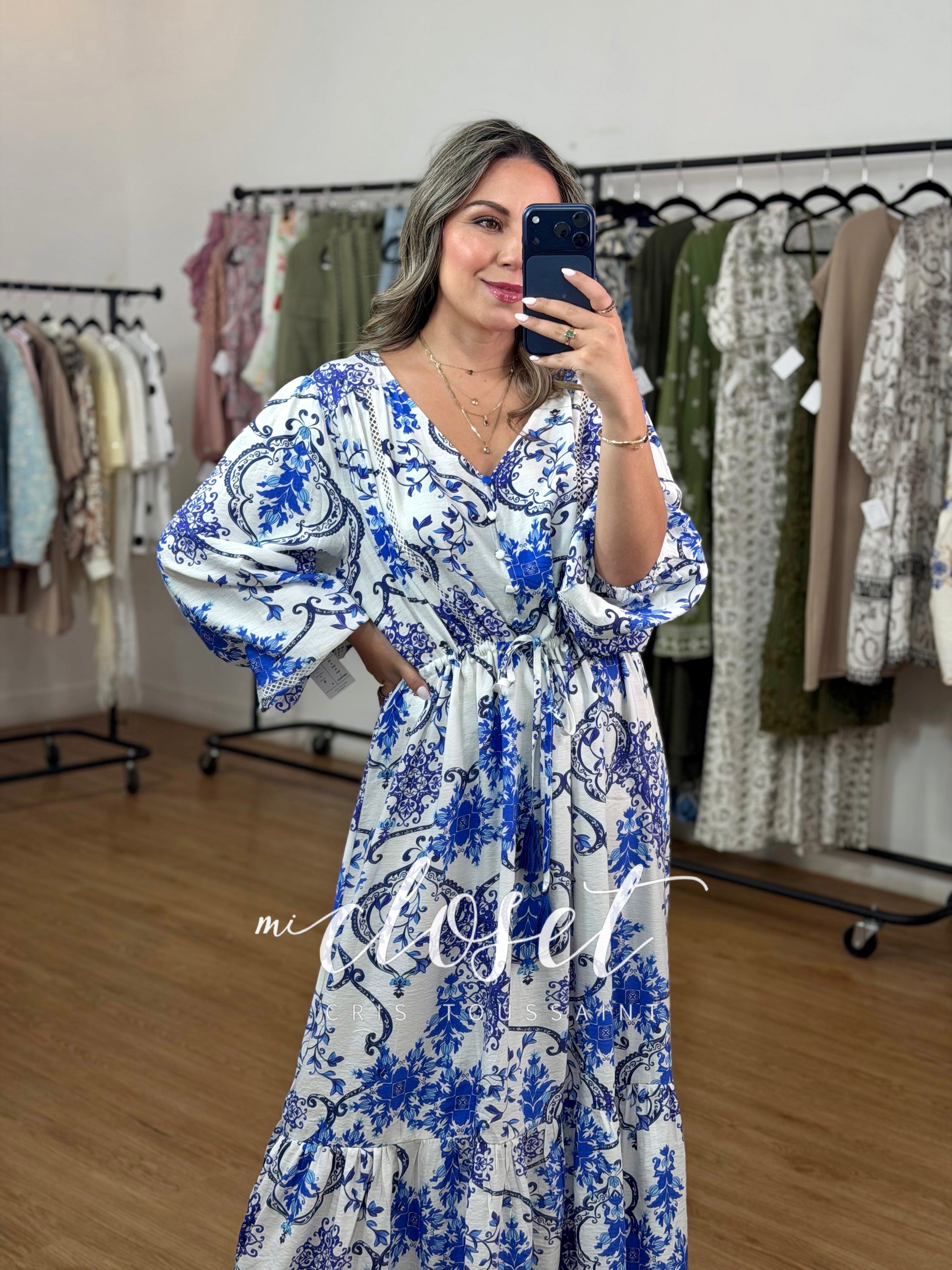 VESTIDO TIPO BLUSÓN LIGERO, CON CUELLO V, BOTONES AL FRENTE, CINTAS AJUSTABLES EN CINTURA Y MANGA GLOBO