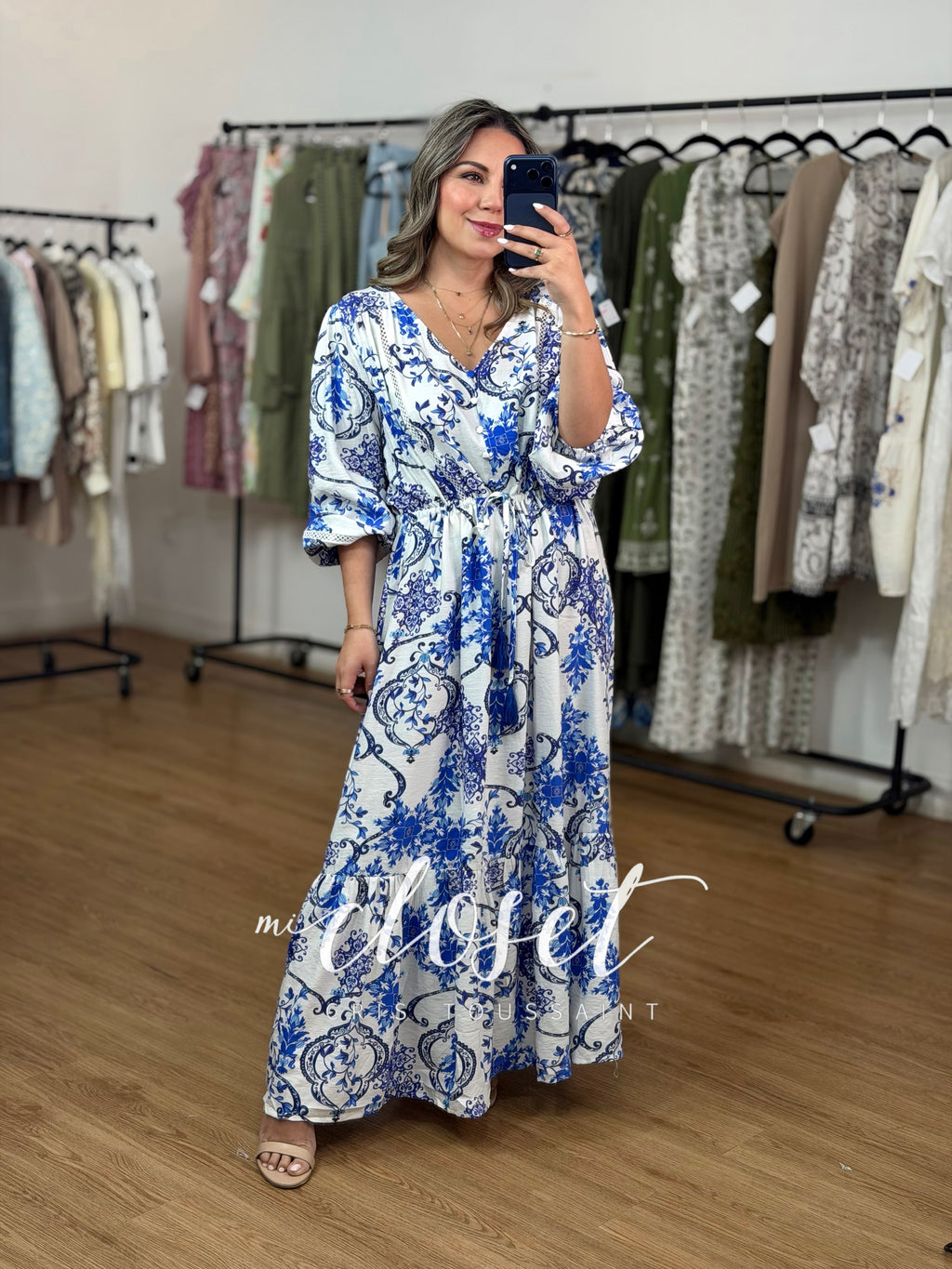 VESTIDO TIPO BLUSÓN LIGERO, CON CUELLO V, BOTONES AL FRENTE, CINTAS AJUSTABLES EN CINTURA Y MANGA GLOBO