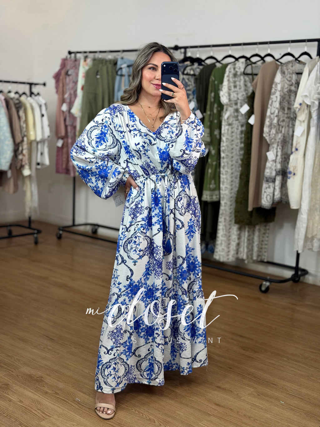 VESTIDO TIPO BLUSÓN LIGERO, CON CUELLO V, BOTONES AL FRENTE, CINTAS AJUSTABLES EN CINTURA Y MANGA GLOBO