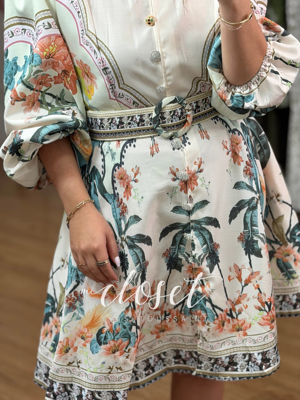 VESTIDO LIGERO CON ESTAMPADO DE FLORES Y DETALLE DE PEDRERÍA EN BOTONES (CON CINTURÓN Y BOLSAS)