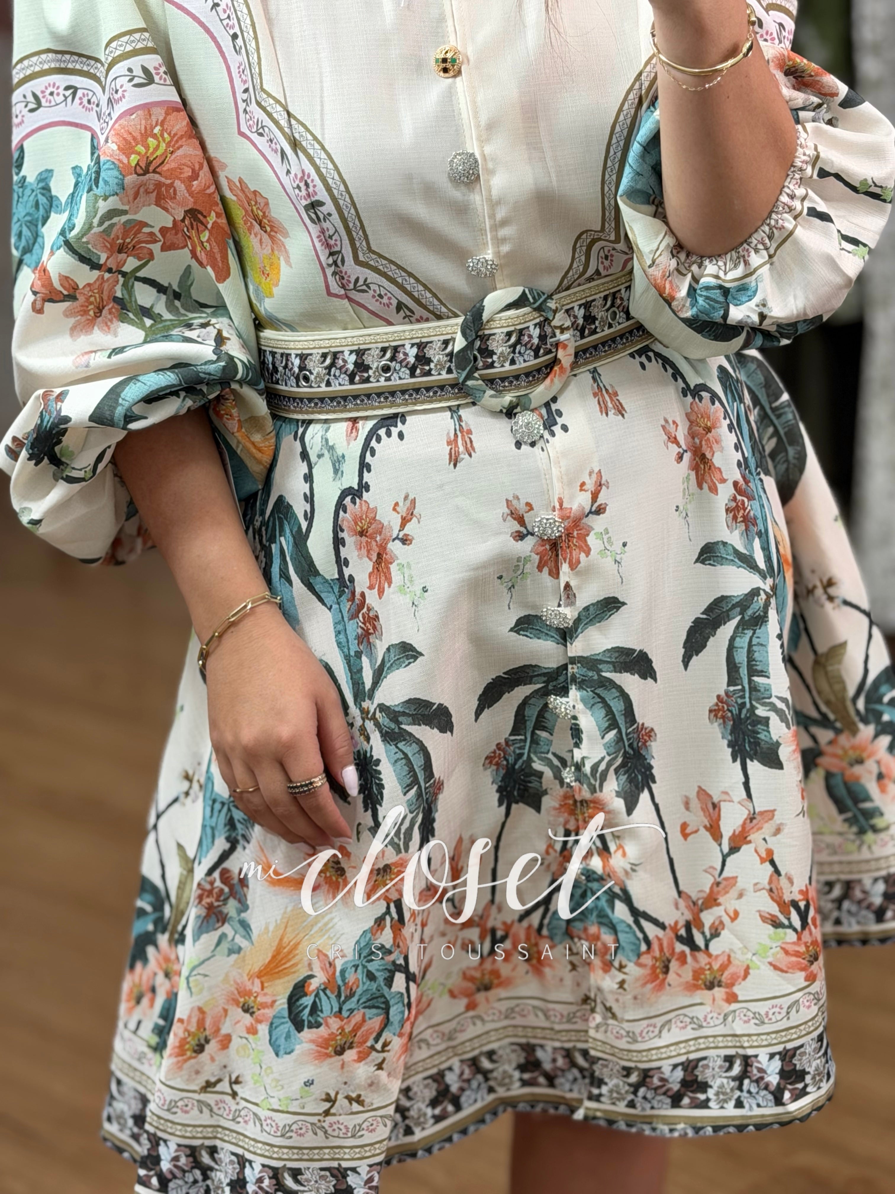 VESTIDO LIGERO CON ESTAMPADO DE FLORES Y DETALLE DE PEDRERÍA EN BOTONES (CON CINTURÓN Y BOLSAS)