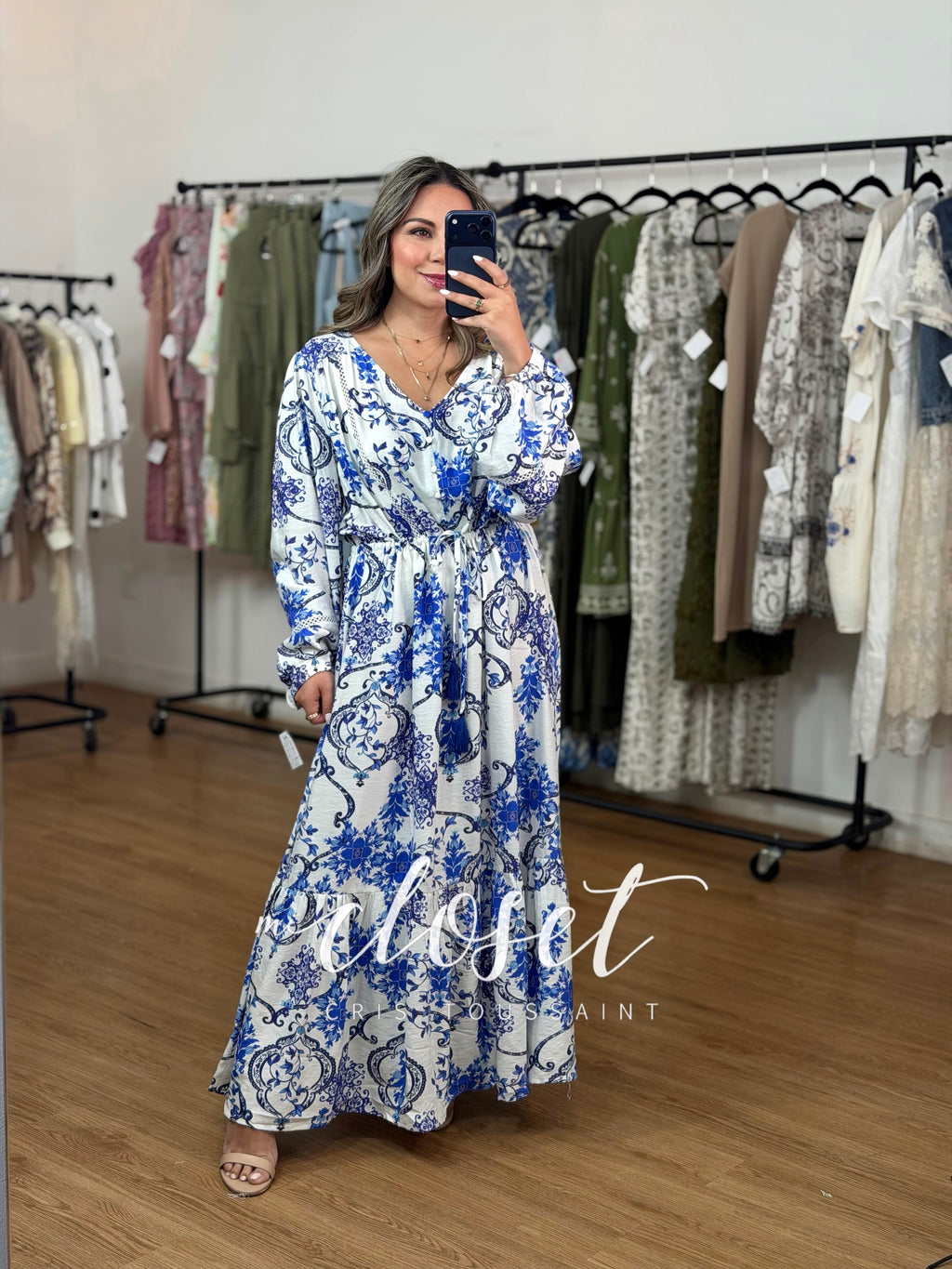 VESTIDO TIPO BLUSÓN LIGERO, CON CUELLO V, BOTONES AL FRENTE, CINTAS AJUSTABLES EN CINTURA Y MANGA GLOBO