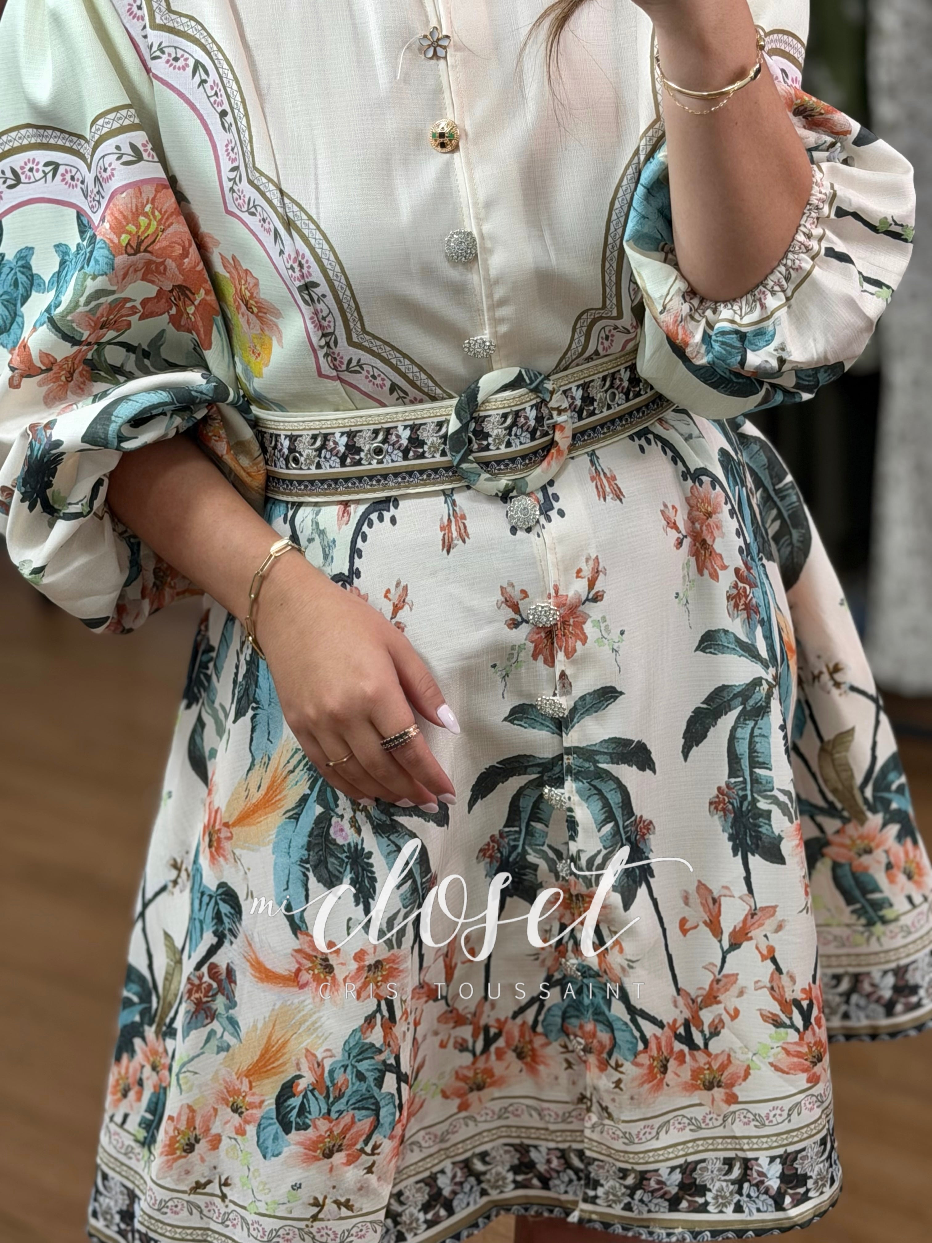 VESTIDO LIGERO CON ESTAMPADO DE FLORES Y DETALLE DE PEDRERÍA EN BOTONES (CON CINTURÓN Y BOLSAS)