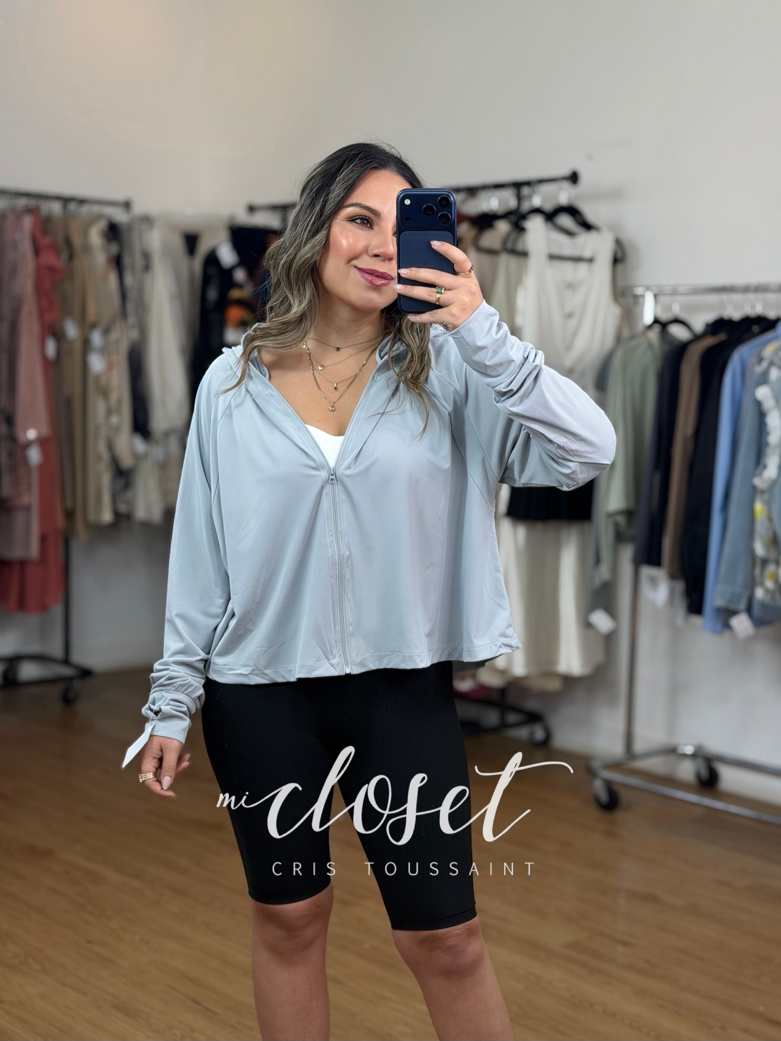 Chamarra oversized deportiva, ligera (poco más larga de la espalda) con gorro