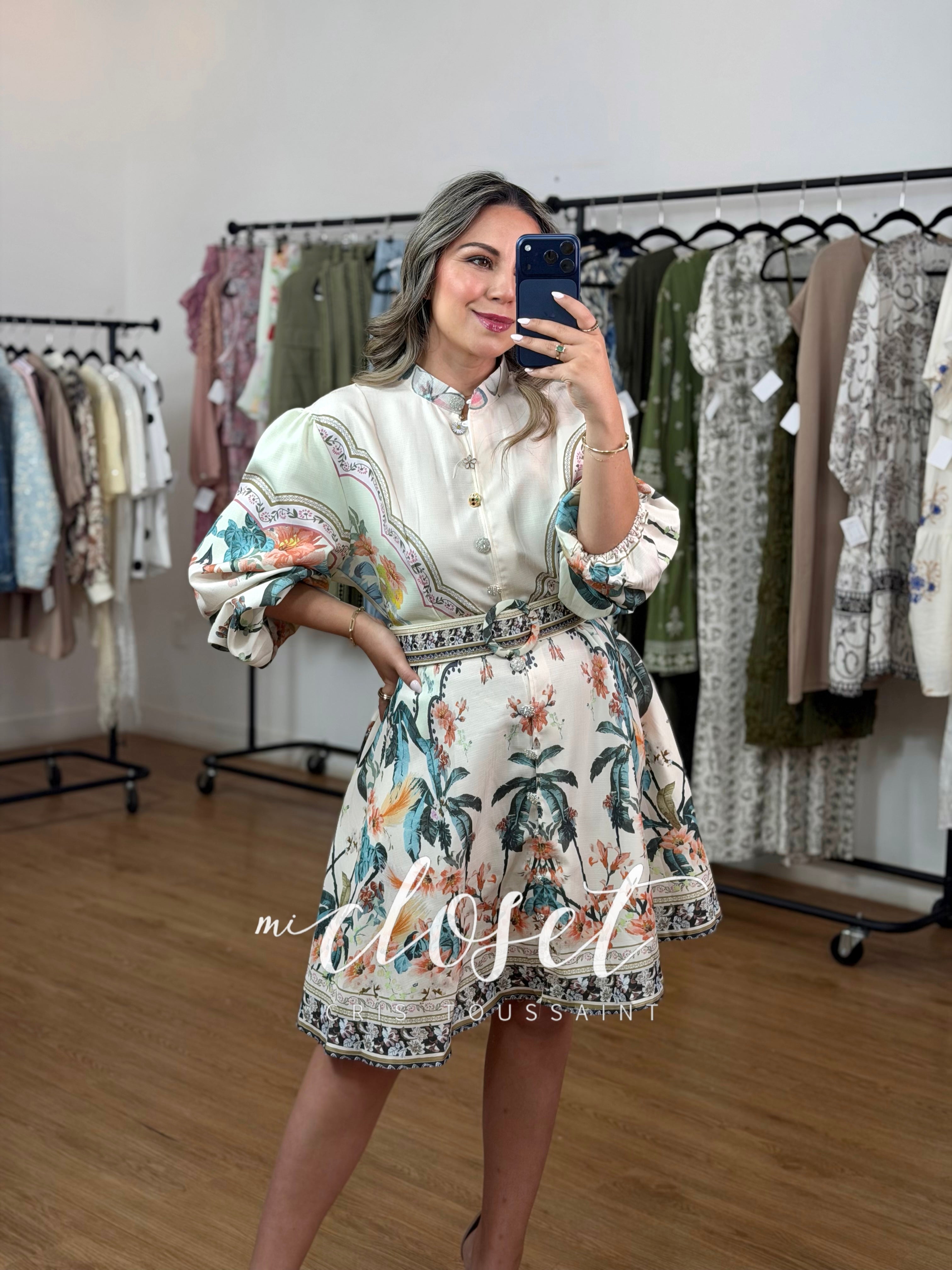 VESTIDO LIGERO CON ESTAMPADO DE FLORES Y DETALLE DE PEDRERÍA EN BOTONES (CON CINTURÓN Y BOLSAS)