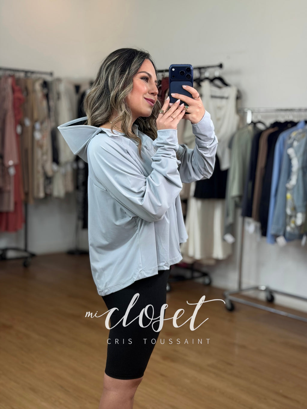 Chamarra oversized deportiva, ligera (poco más larga de la espalda) con gorro