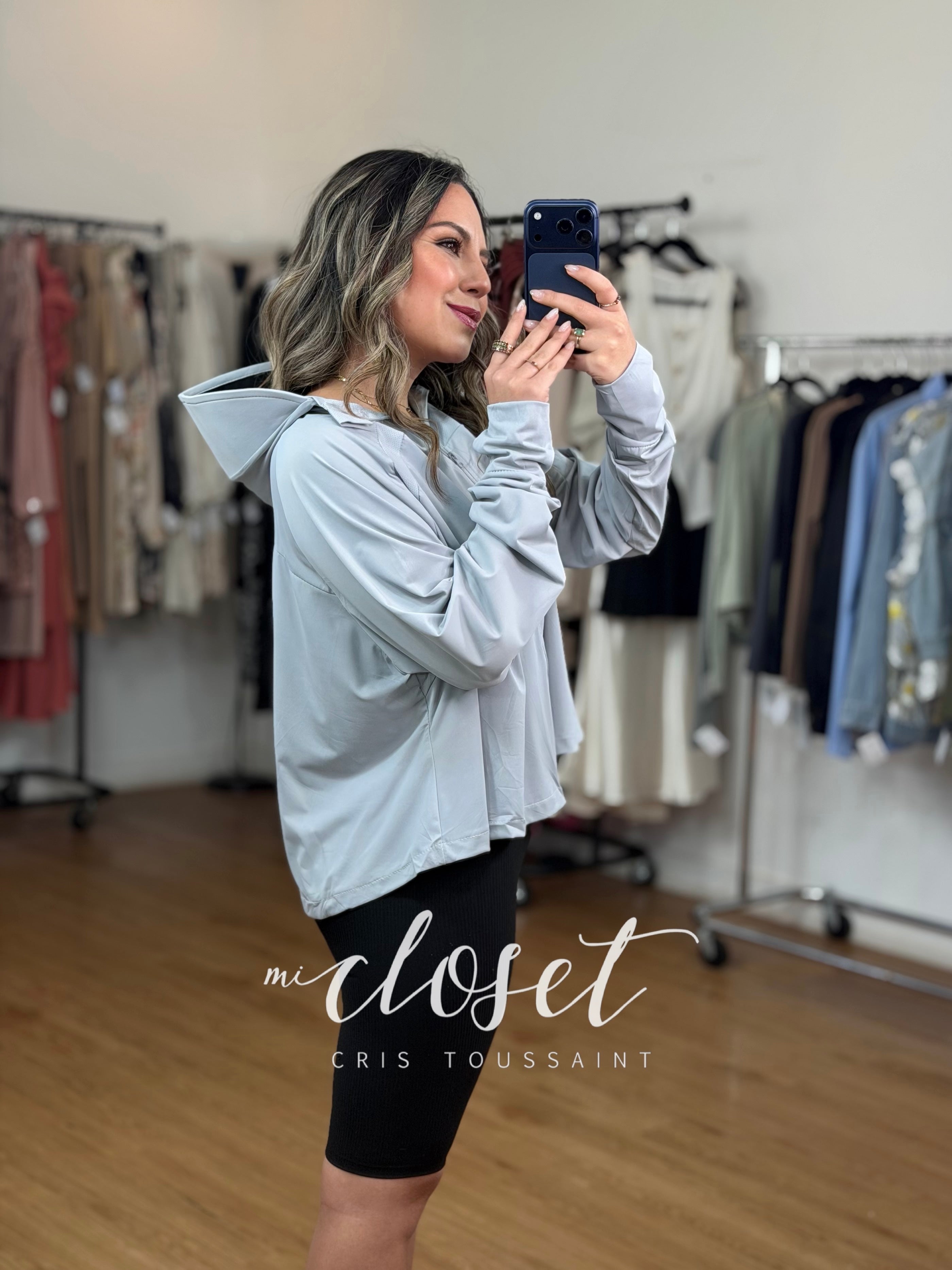 Chamarra oversized deportiva, ligera (poco más larga de la espalda) con gorro