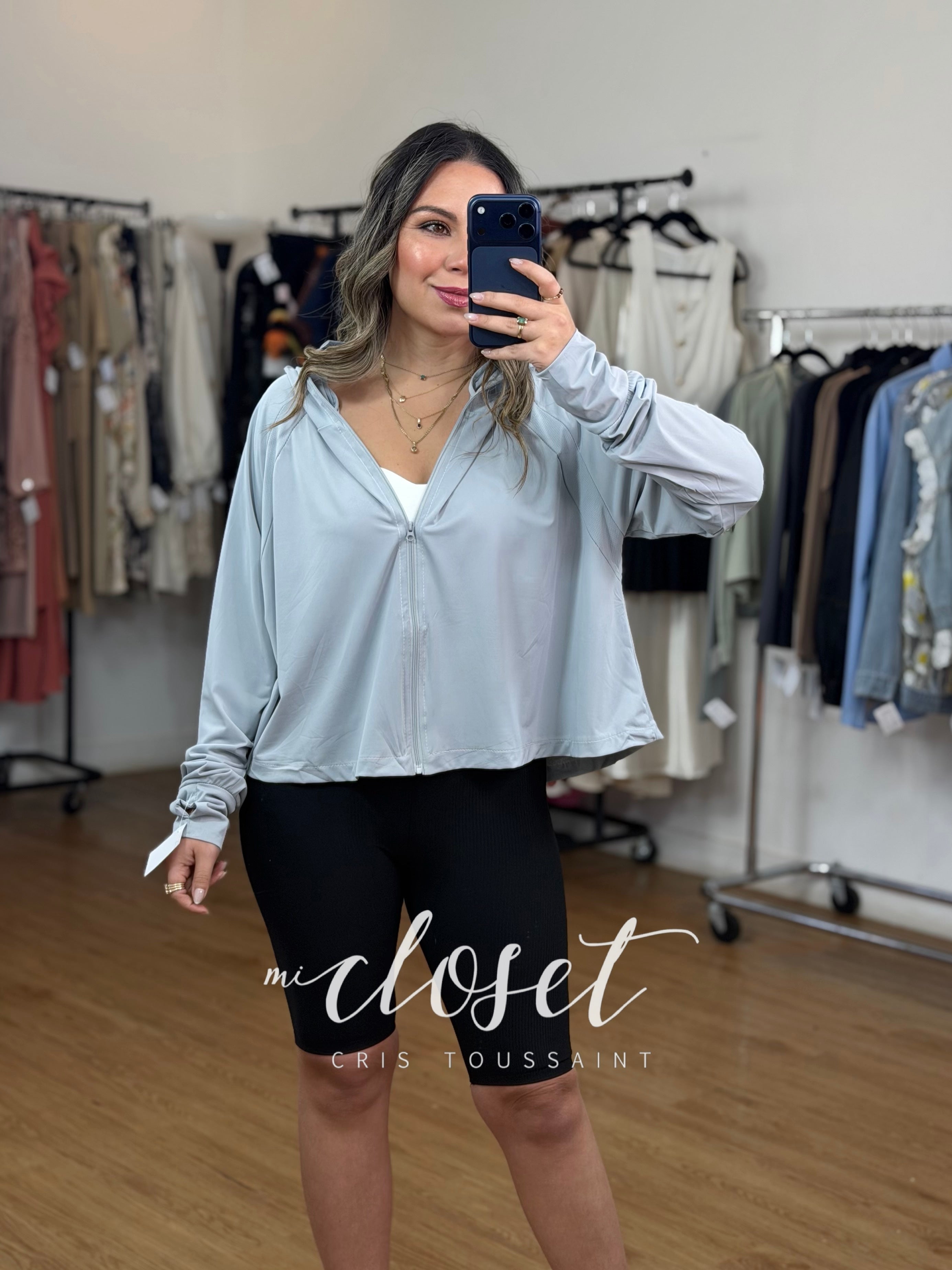Chamarra oversized deportiva, ligera (poco más larga de la espalda) con gorro