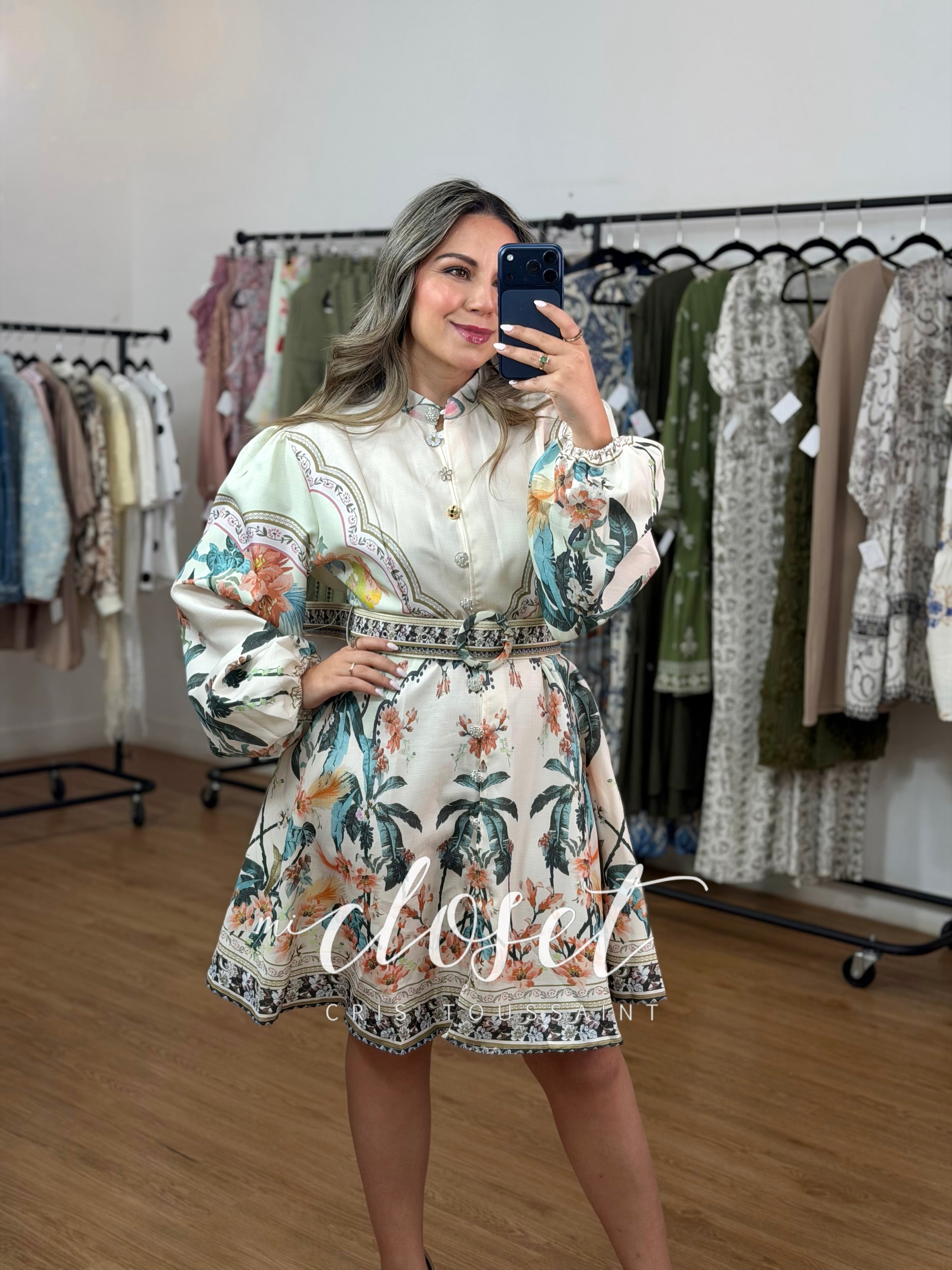 VESTIDO LIGERO CON ESTAMPADO DE FLORES Y DETALLE DE PEDRERÍA EN BOTONES (CON CINTURÓN Y BOLSAS)