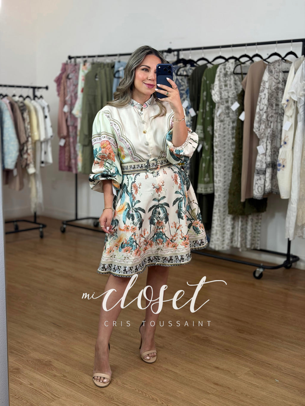 VESTIDO LIGERO CON ESTAMPADO DE FLORES Y DETALLE DE PEDRERÍA EN BOTONES (CON CINTURÓN Y BOLSAS)
