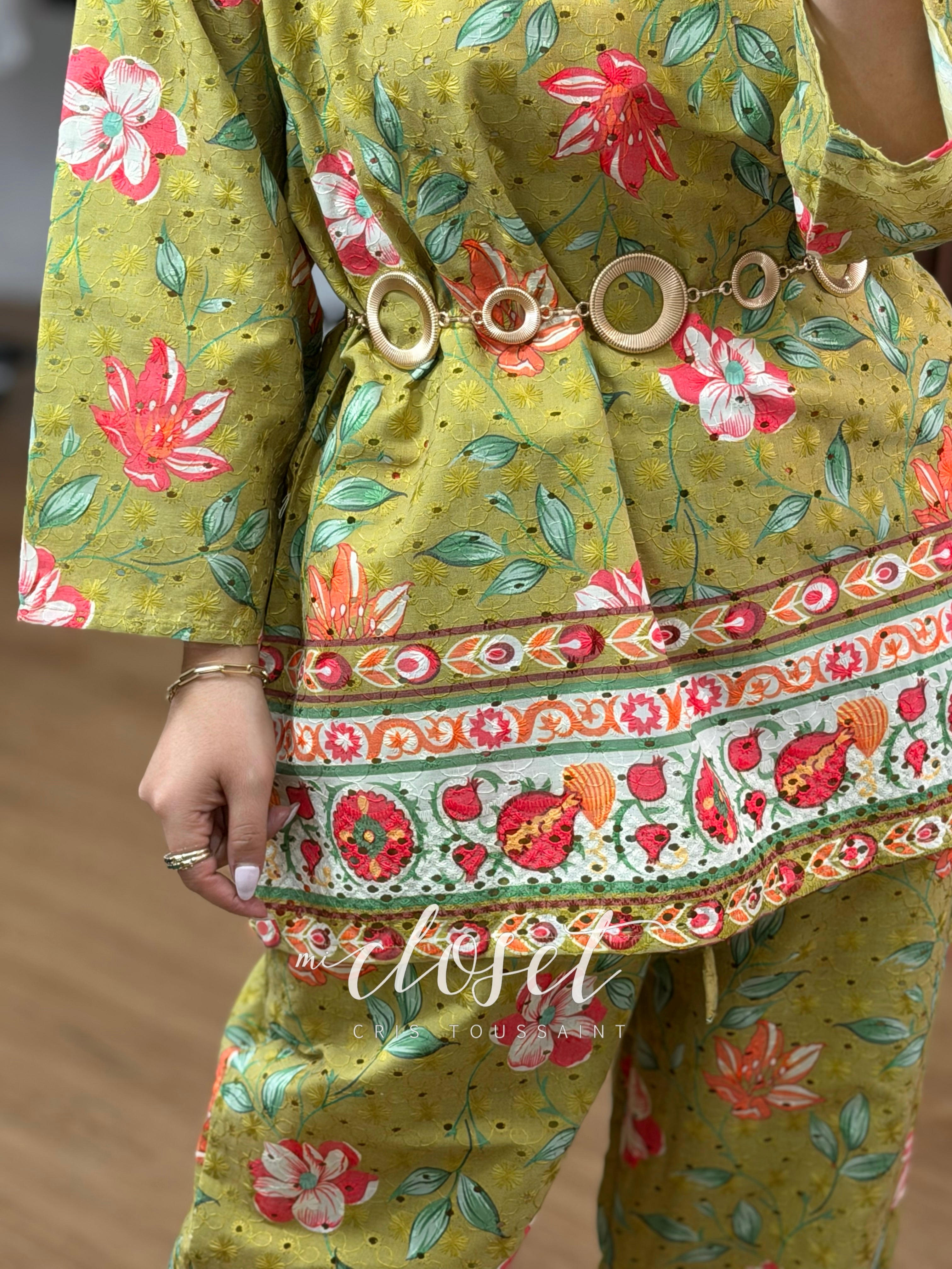 CONJUNTO CALADO DE PANTALÓN CORTO Y BLUSA MANGA 3/4 CON CINTURÓN