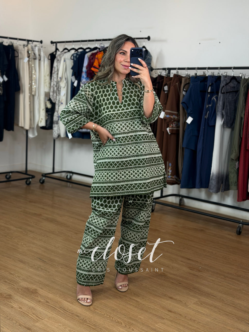 CONJUNTO DE ALGODÓN, PANTALÓN (CON FORRO) CORTO, CALADO Y BORDADO; BLUSA CON MANGA 3/4