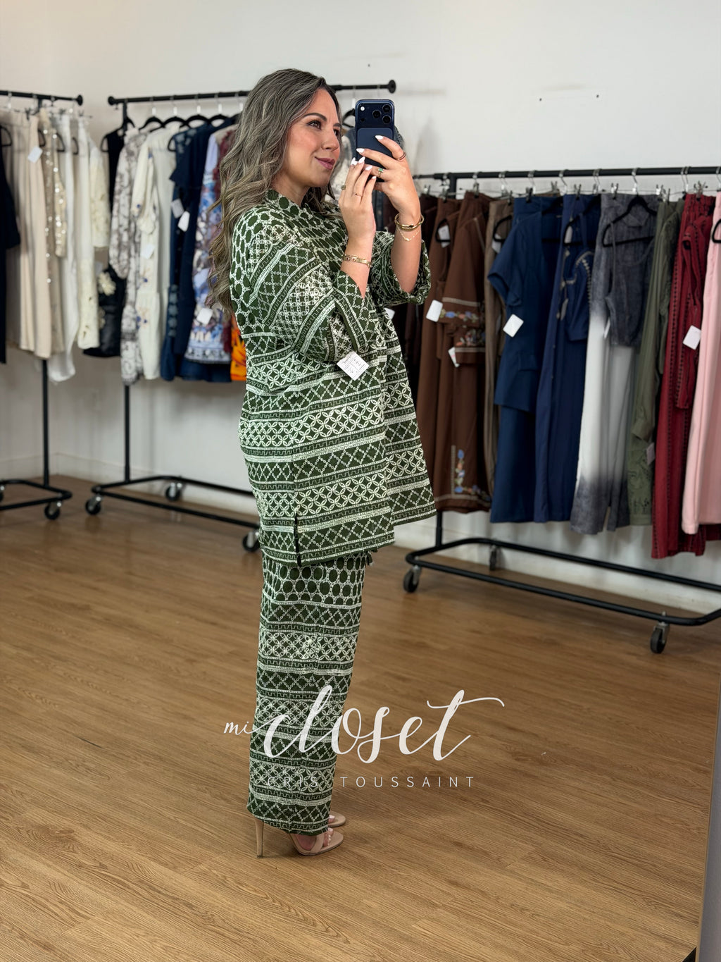 CONJUNTO DE ALGODÓN, PANTALÓN (CON FORRO) CORTO, CALADO Y BORDADO; BLUSA CON MANGA 3/4