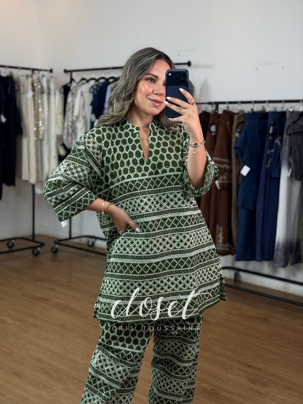 CONJUNTO DE ALGODÓN, PANTALÓN (CON FORRO) CORTO, CALADO Y BORDADO; BLUSA CON MANGA 3/4