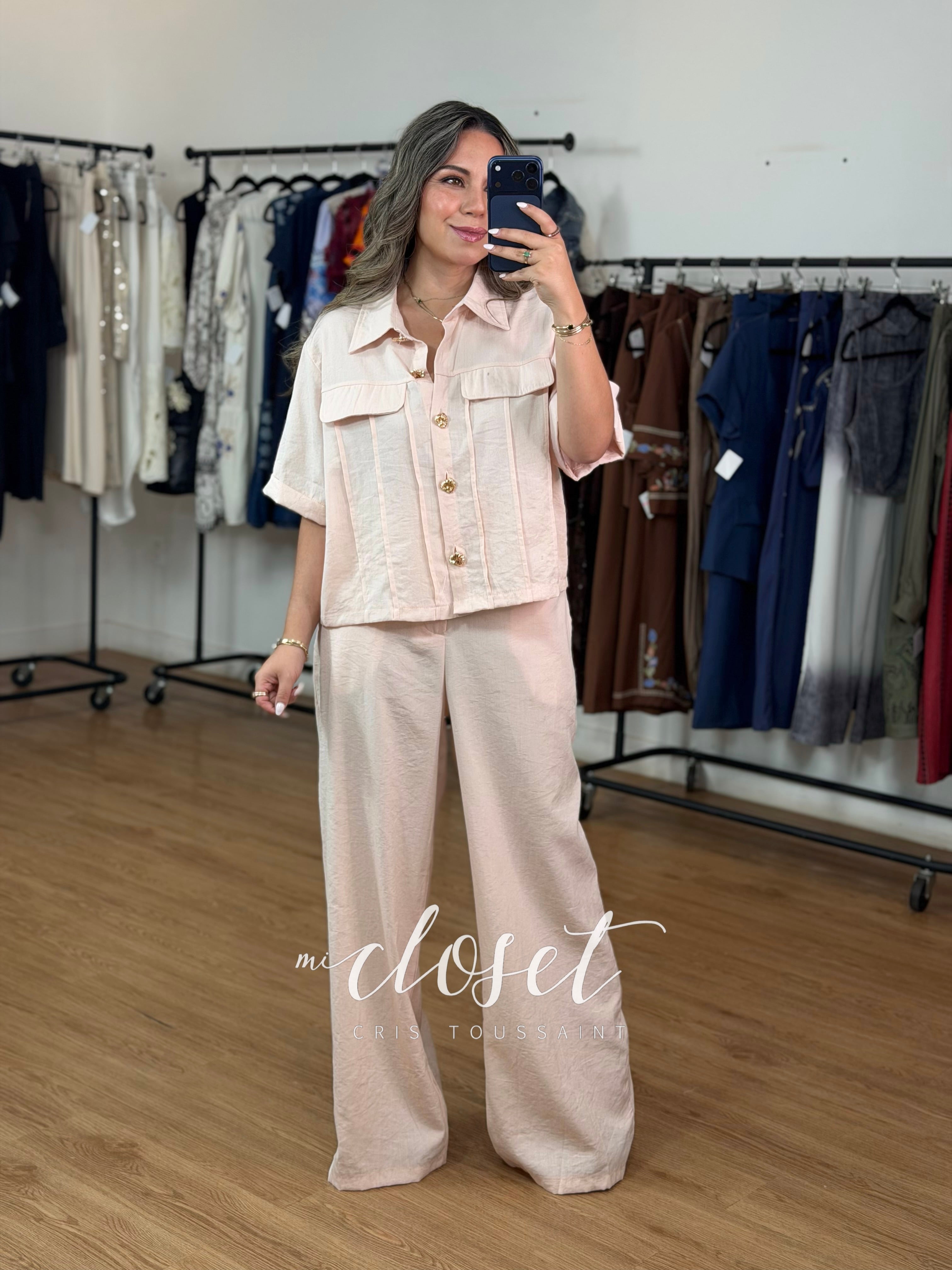 CONJUNTO TIPO LINO, PANTALÓN Y CAMISA CORTA CON BOTONES DORADOS