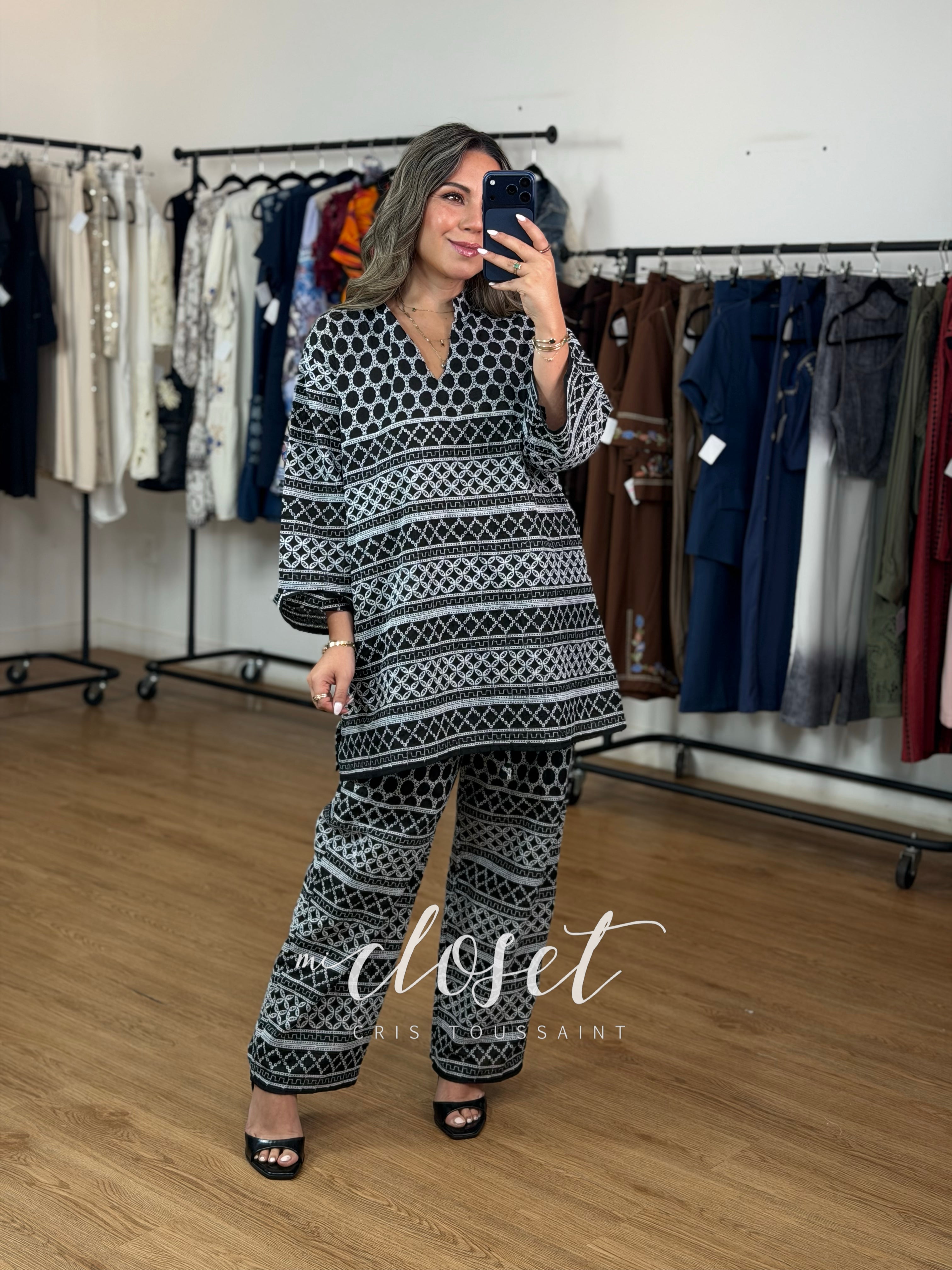 CONJUNTO DE ALGODÓN, PANTALÓN (CON FORRO) CORTO, CALADO Y BORDADO; BLUSA CON MANGA 3/4