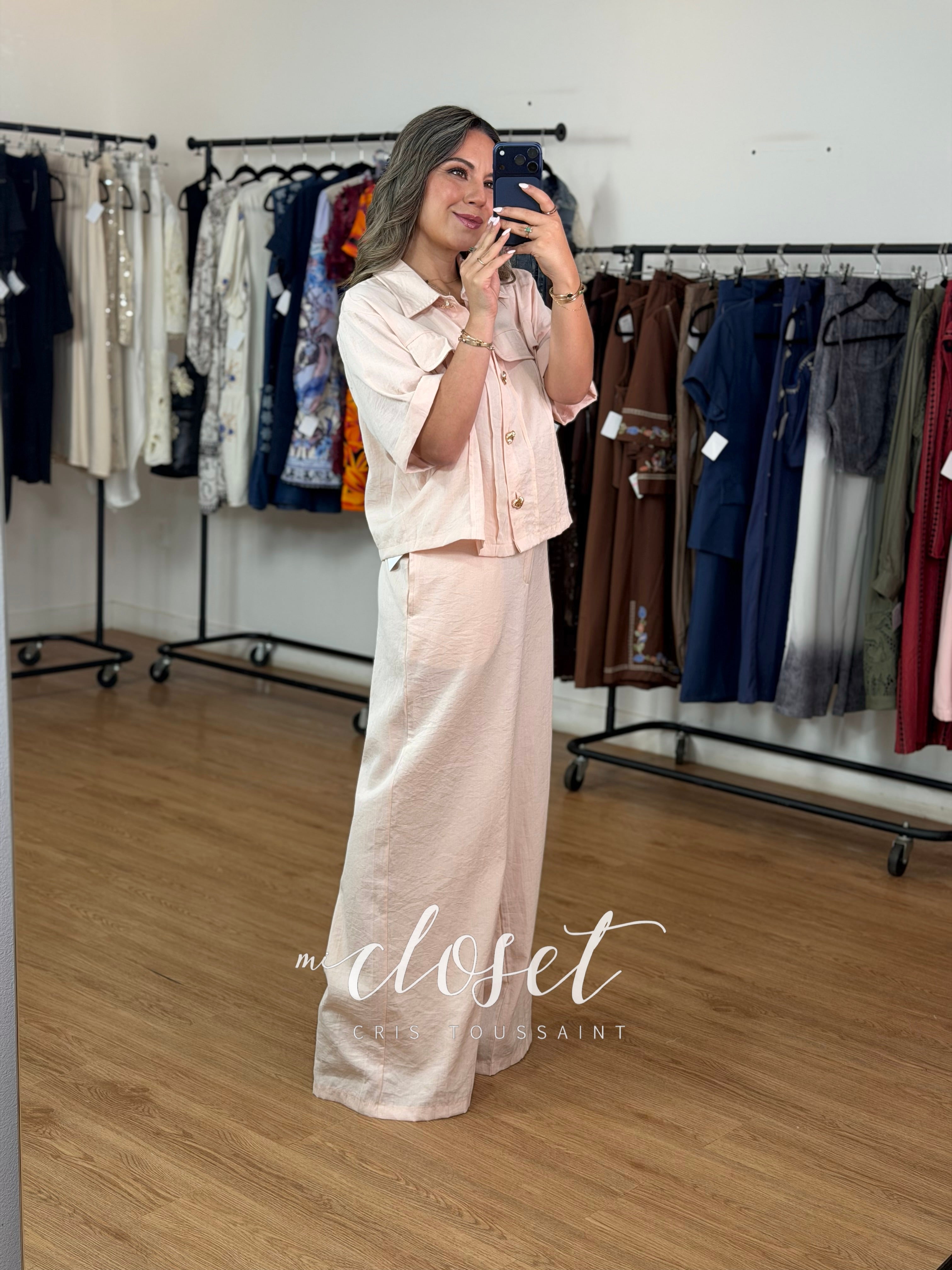 CONJUNTO TIPO LINO, PANTALÓN Y CAMISA CORTA CON BOTONES DORADOS