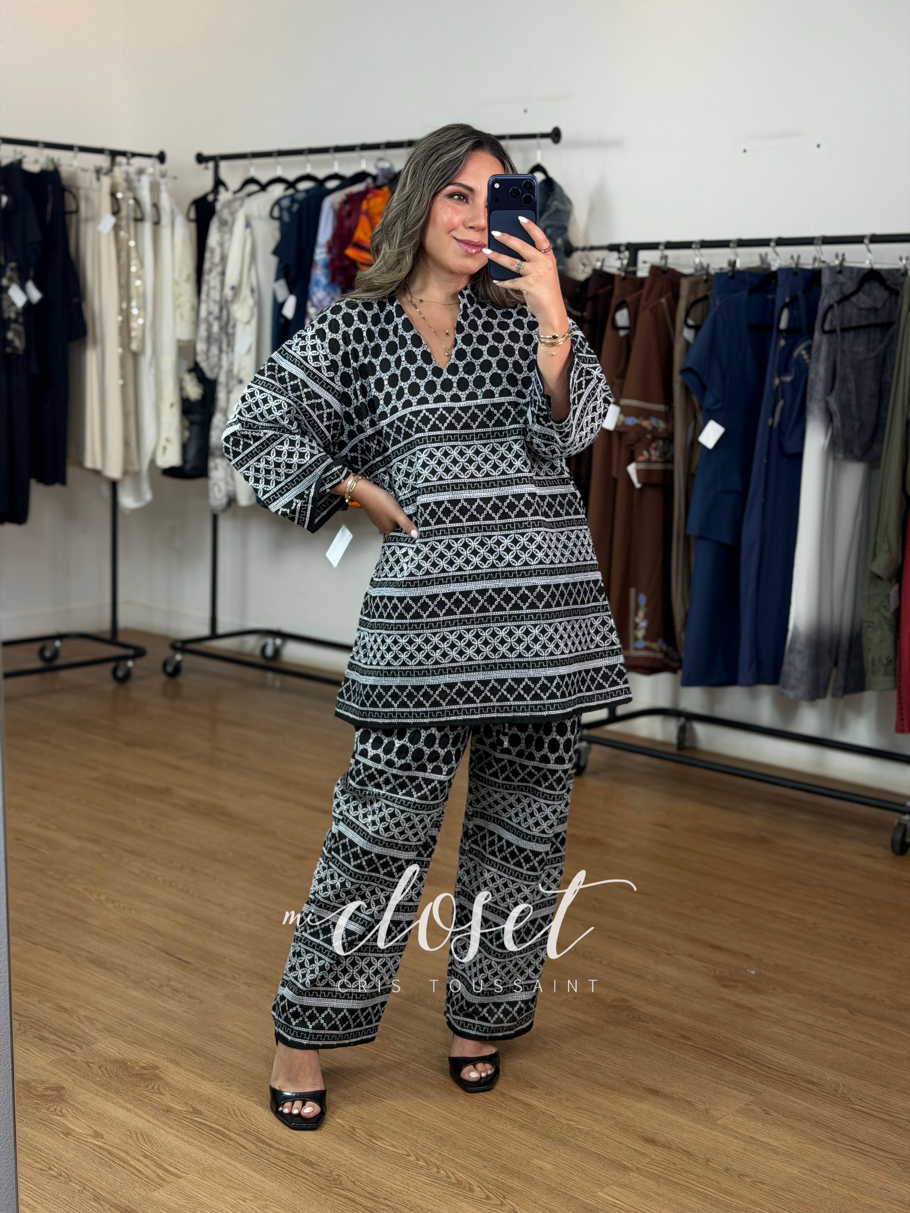 CONJUNTO DE ALGODÓN, PANTALÓN (CON FORRO) CORTO, CALADO Y BORDADO; BLUSA CON MANGA 3/4