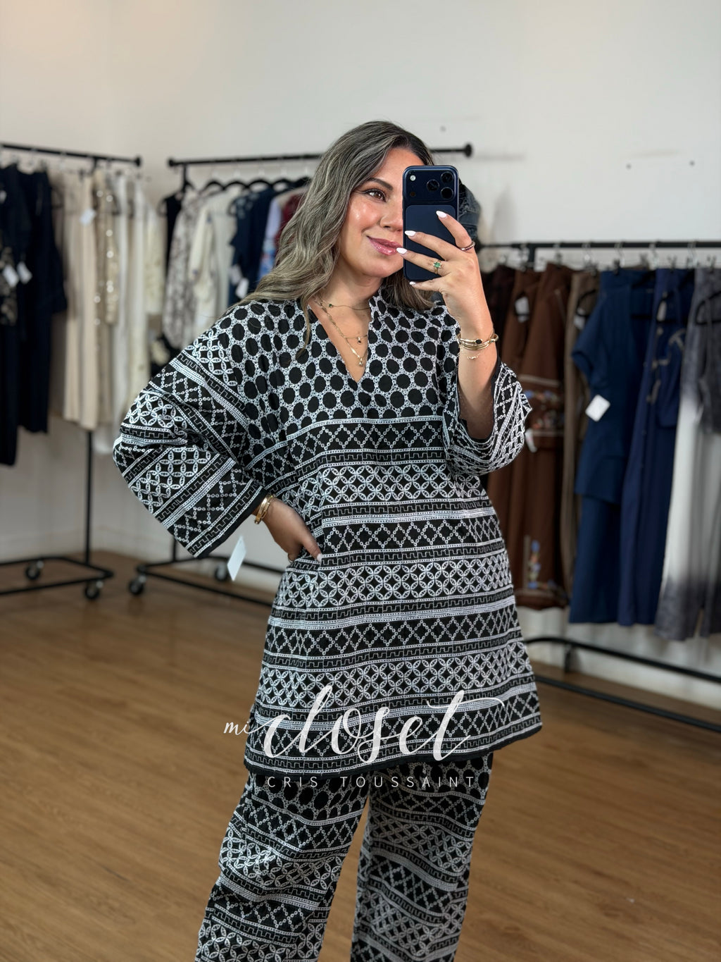 CONJUNTO DE ALGODÓN, PANTALÓN (CON FORRO) CORTO, CALADO Y BORDADO; BLUSA CON MANGA 3/4
