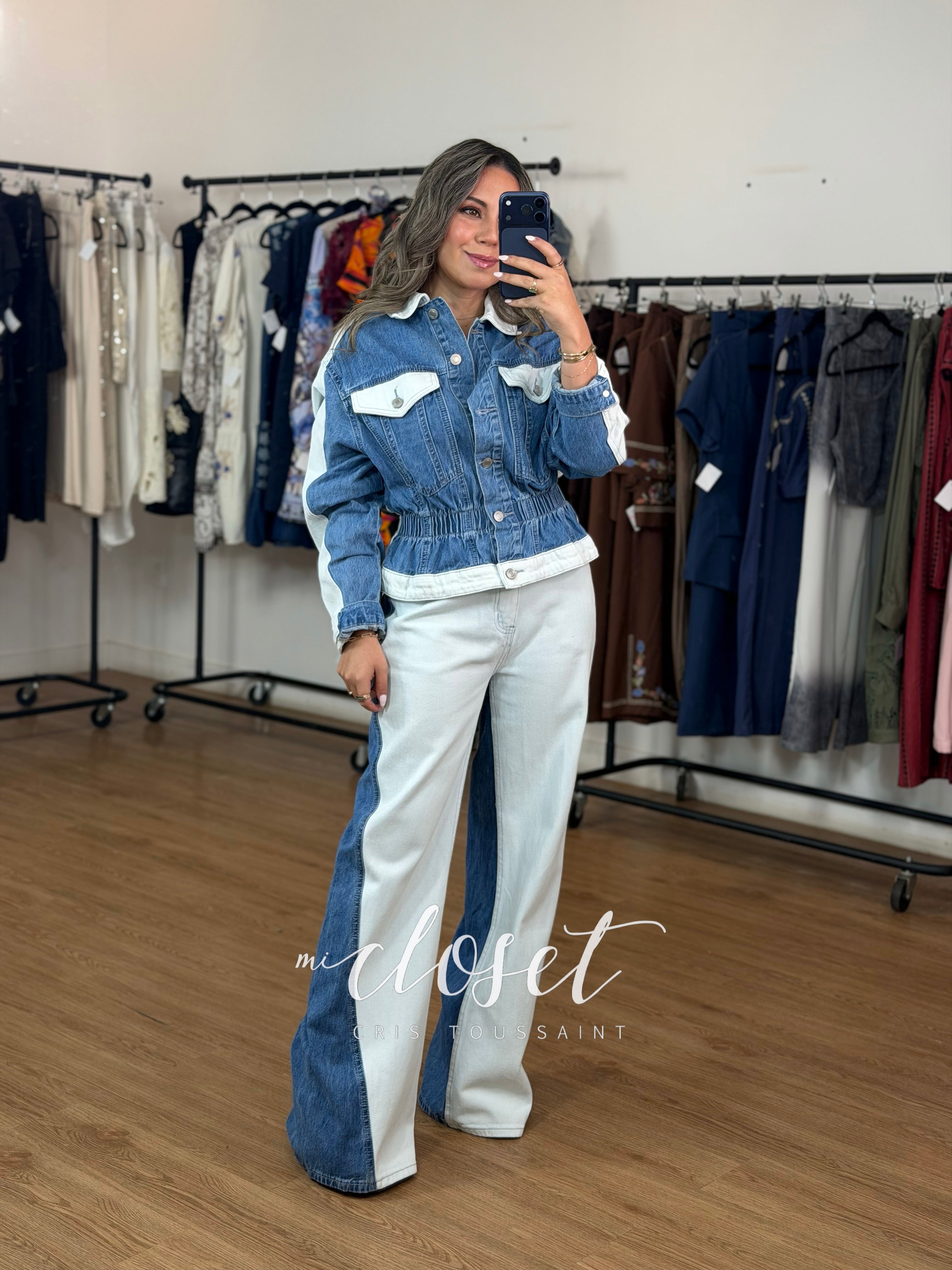 CONJUNTO DE MEZCLILLA BICOLOR, CON DETALLE DE RESORTE EN CINTURA DE CHAMARRA