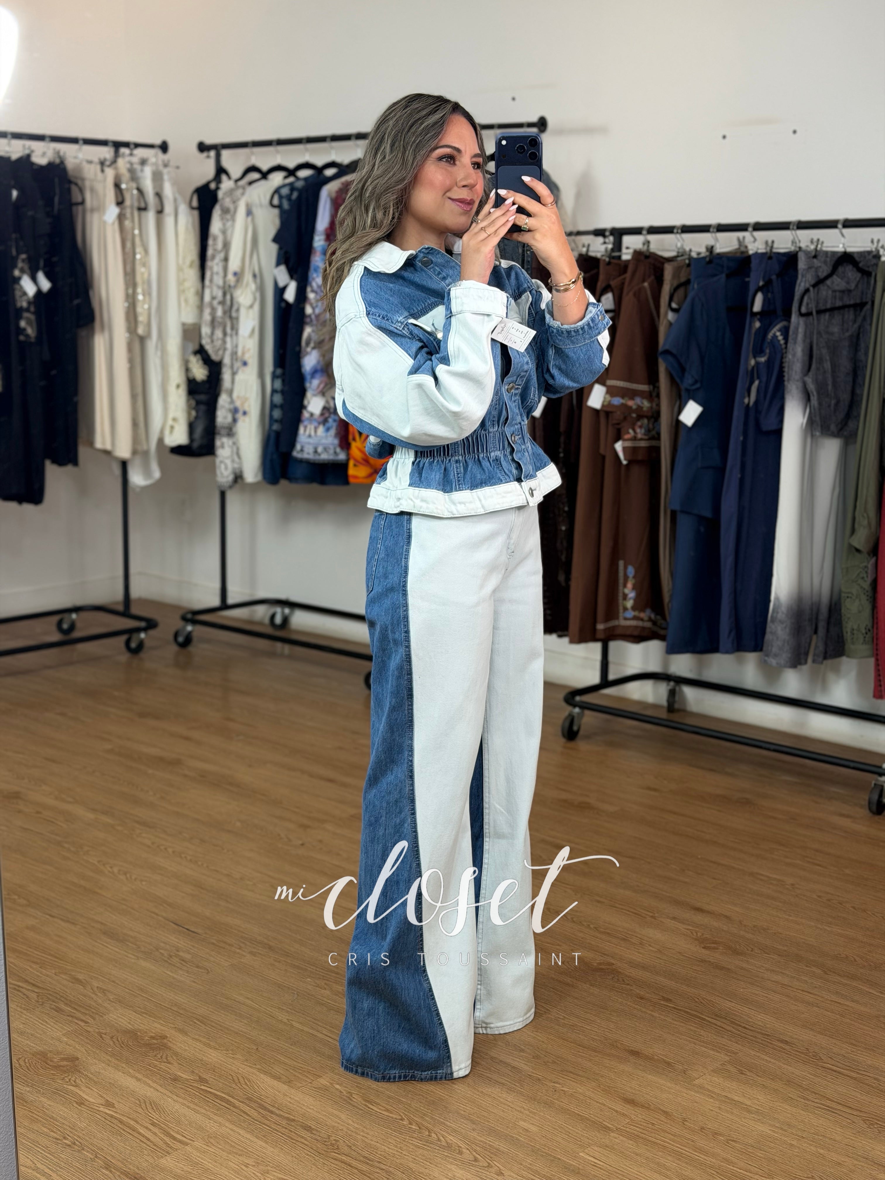 CONJUNTO DE MEZCLILLA BICOLOR, CON DETALLE DE RESORTE EN CINTURA DE CHAMARRA