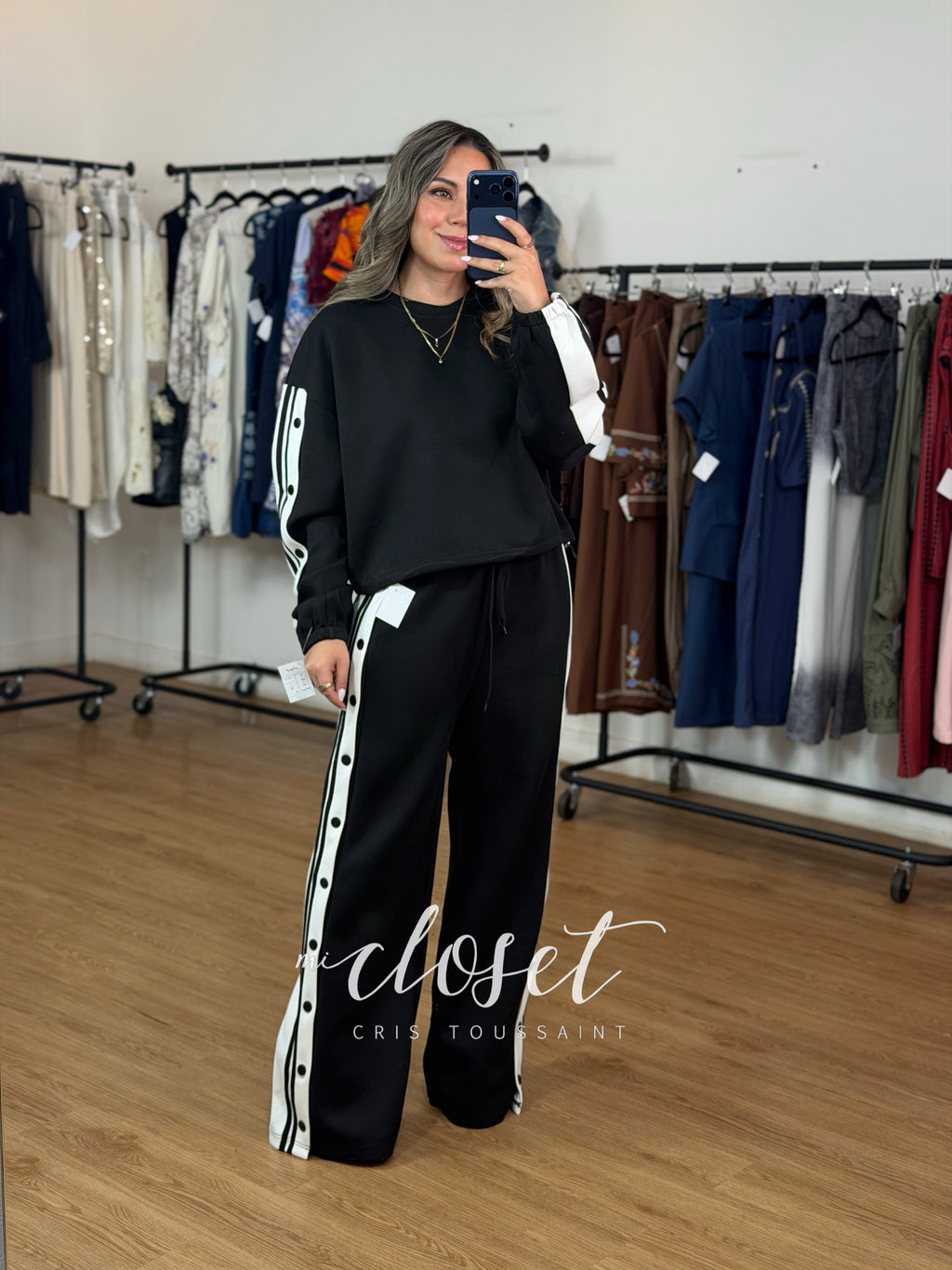 CONJUNTO DE HOODIE OVERSIZED CUELLO REDONDO, CINTAS AJUSTABLES EN CINTURA Y PANTS, CON DETALLE EN COSTADOS (SE PUEDE ABRIR)