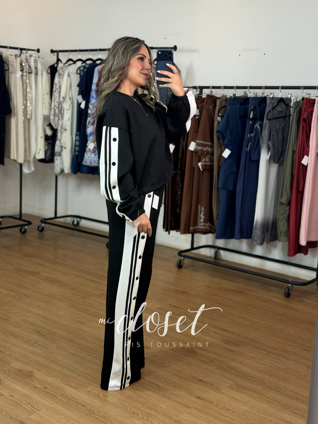 CONJUNTO DE HOODIE OVERSIZED CUELLO REDONDO, CINTAS AJUSTABLES EN CINTURA Y PANTS, CON DETALLE EN COSTADOS (SE PUEDE ABRIR)