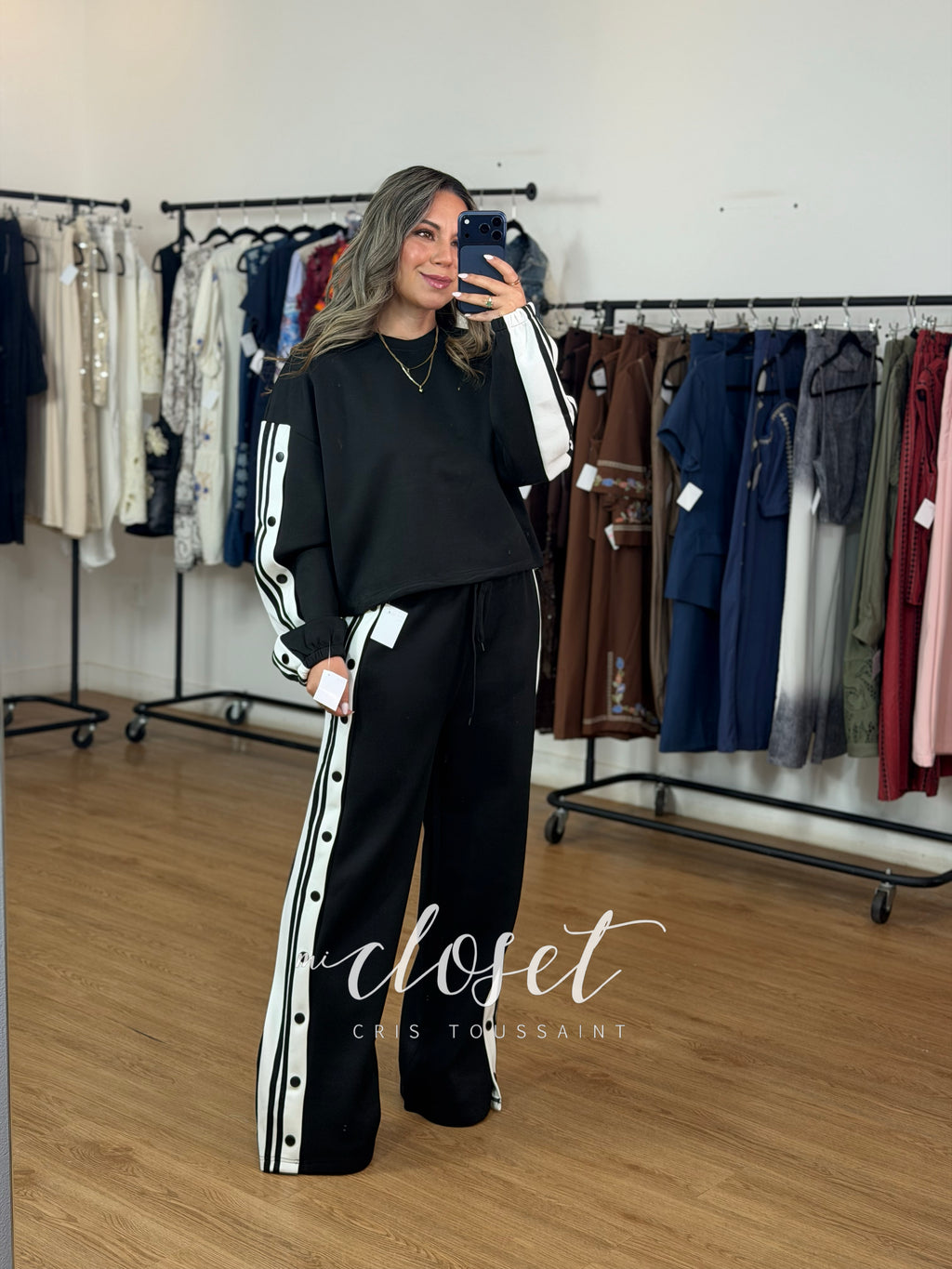 CONJUNTO DE HOODIE OVERSIZED CUELLO REDONDO, CINTAS AJUSTABLES EN CINTURA Y PANTS, CON DETALLE EN COSTADOS (SE PUEDE ABRIR)