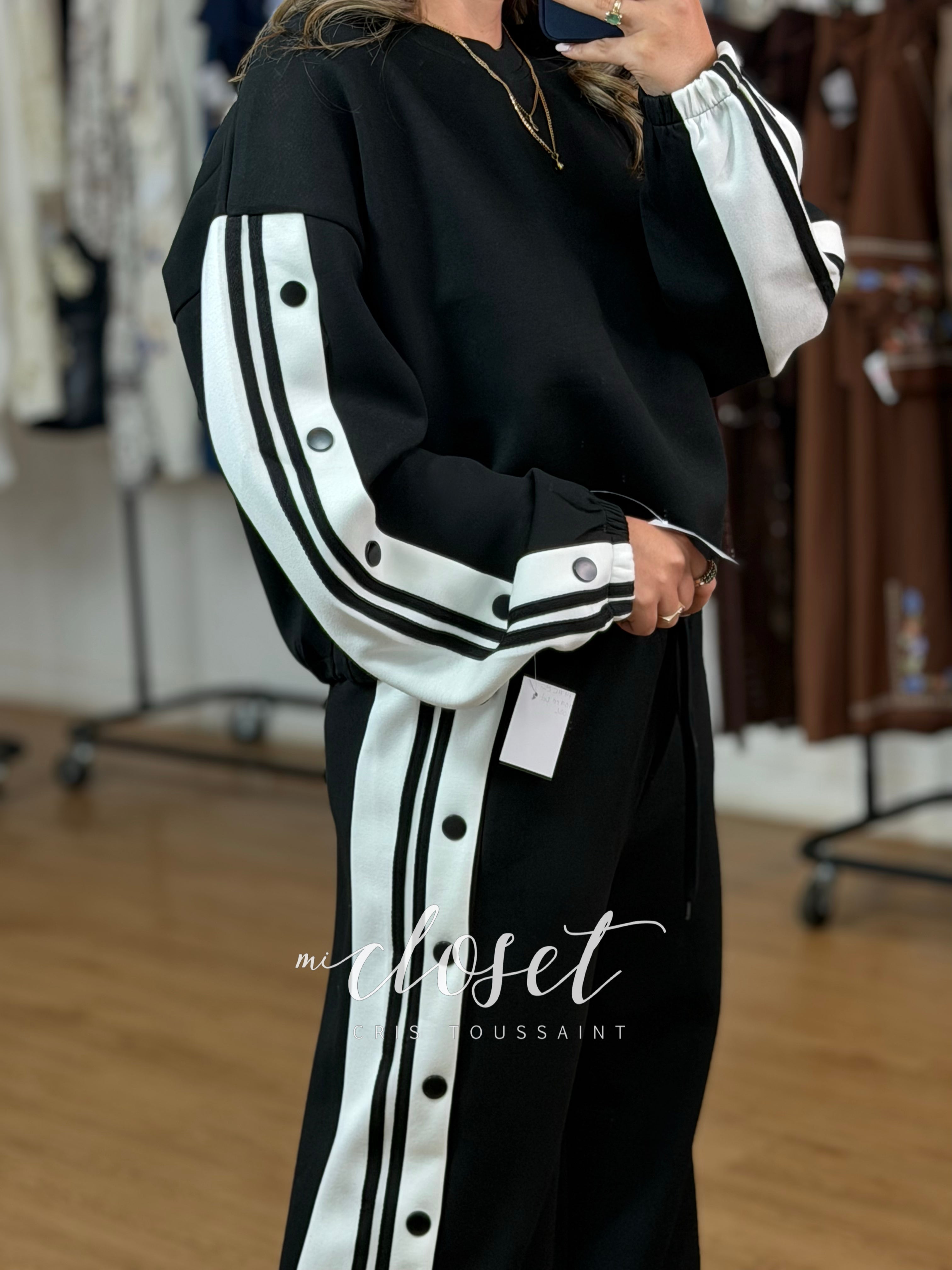 CONJUNTO DE HOODIE OVERSIZED CUELLO REDONDO, CINTAS AJUSTABLES EN CINTURA Y PANTS, CON DETALLE EN COSTADOS (SE PUEDE ABRIR)