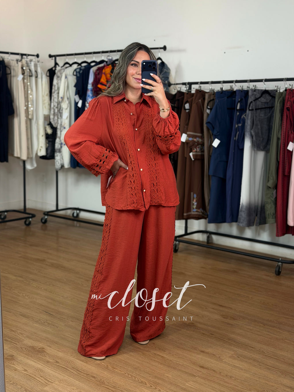 CONJUNTO PANTALÓN Y CAMISA CON DETALLE DE ENCAJE EN SOLAPA, HOMBRO, PUÑO Y COSTADO; CON BOTONES DORADOS