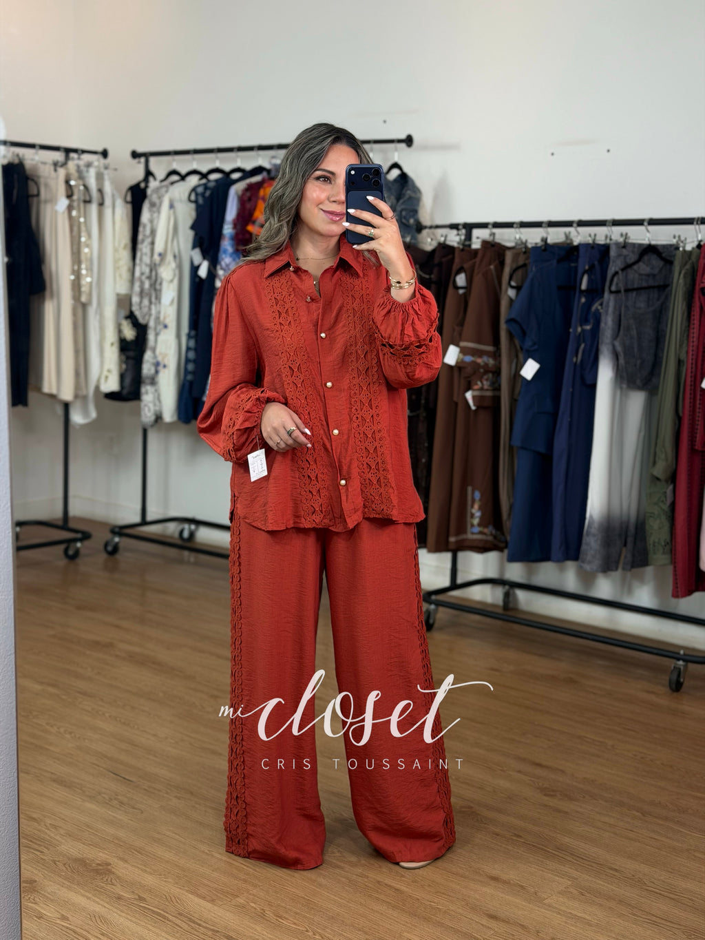 CONJUNTO PANTALÓN Y CAMISA CON DETALLE DE ENCAJE EN SOLAPA, HOMBRO, PUÑO Y COSTADO; CON BOTONES DORADOS