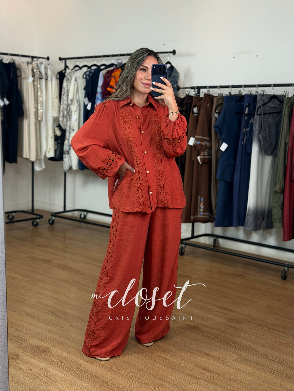 CONJUNTO PANTALÓN Y CAMISA CON DETALLE DE ENCAJE EN SOLAPA, HOMBRO, PUÑO Y COSTADO; CON BOTONES DORADOS
