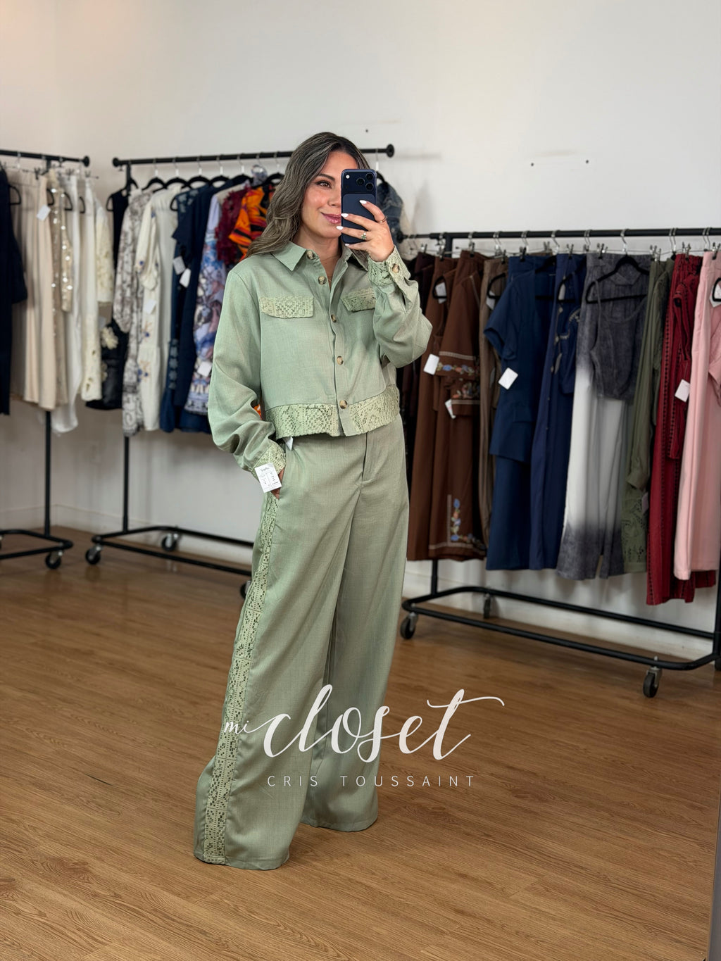 CONJUNTO LIGERO TIPO LINO DE CAMISA CON DETALLES CALADOS EN FRENTE, MANGAS Y LATERALES DE PANTALÓN