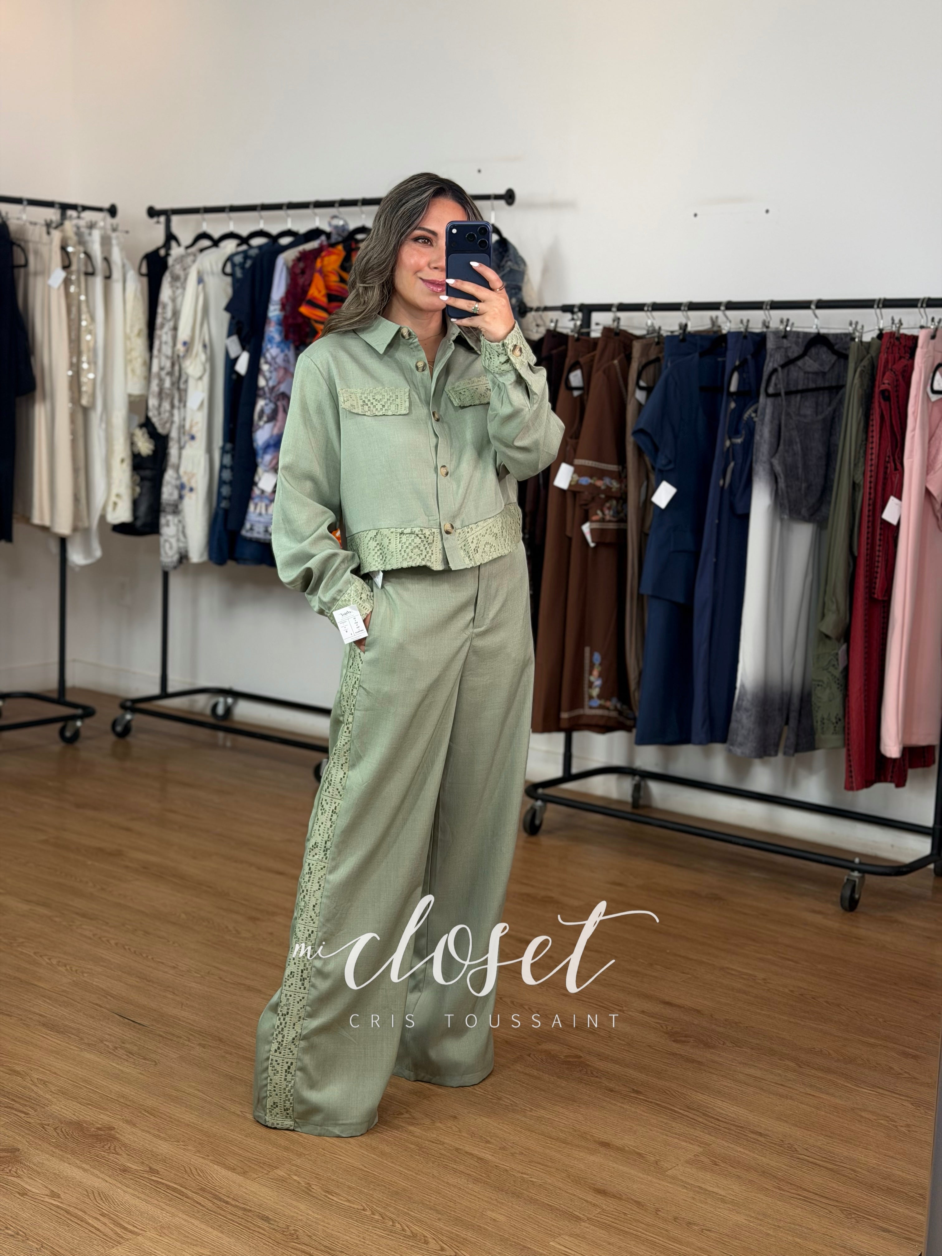 CONJUNTO LIGERO TIPO LINO DE CAMISA CON DETALLES CALADOS EN FRENTE, MANGAS Y LATERALES DE PANTALÓN