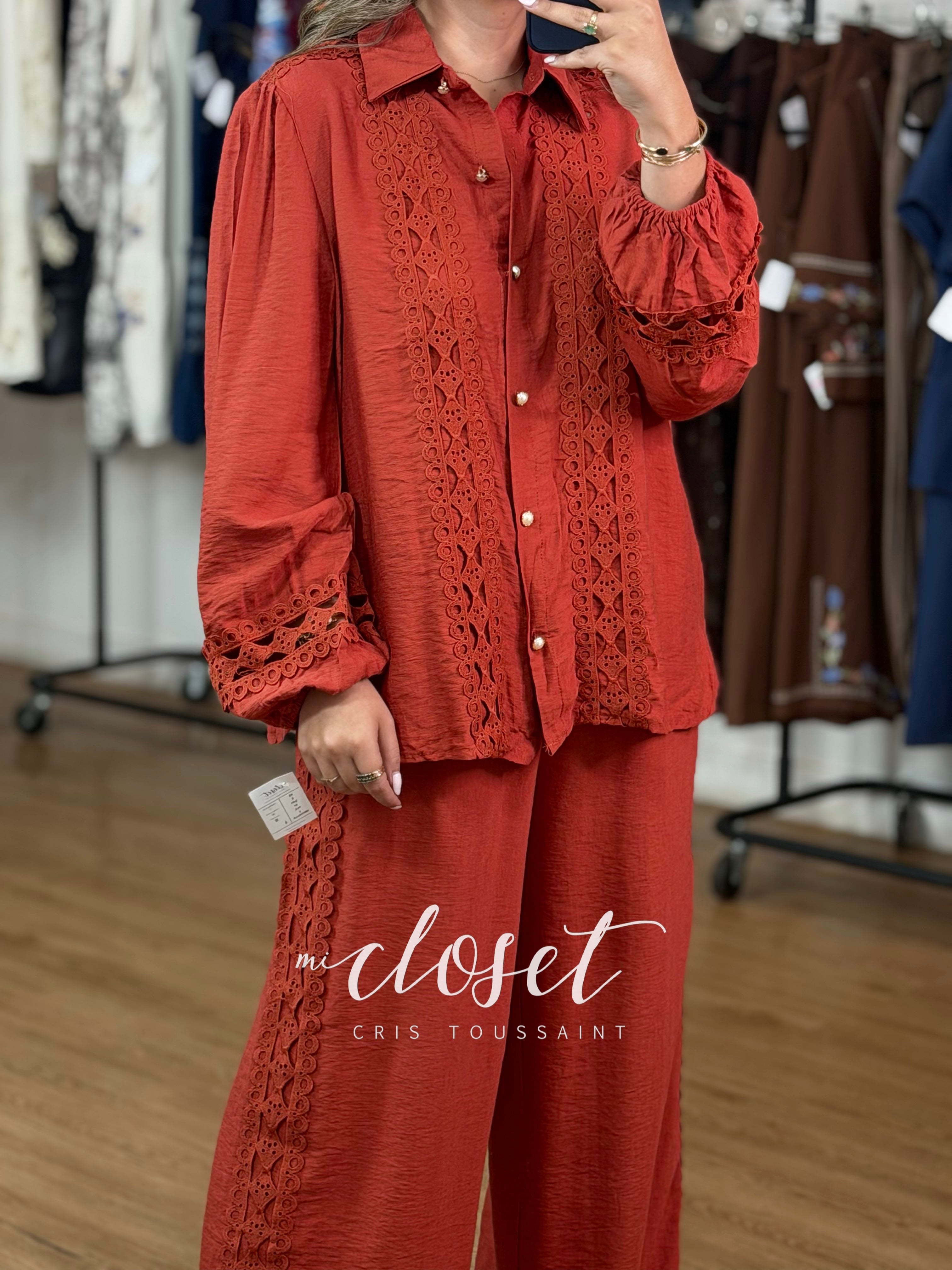 CONJUNTO PANTALÓN Y CAMISA CON DETALLE DE ENCAJE EN SOLAPA, HOMBRO, PUÑO Y COSTADO; CON BOTONES DORADOS