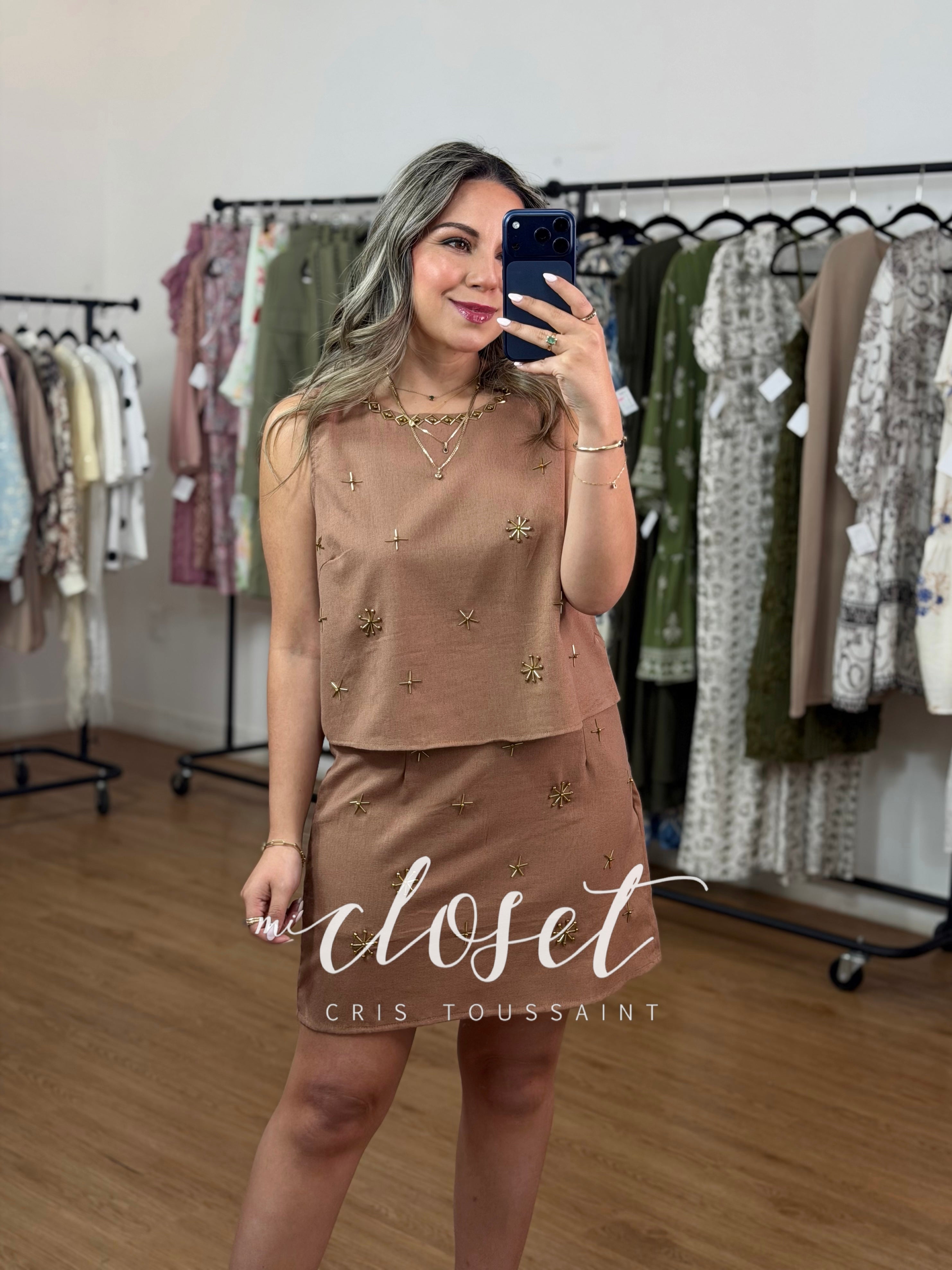 CONJUNTO DE FALDA (FORRO DE SHORT) Y BLUSA TIPO LINO, CON APLICACIONES BORDADAS DE CHAQUIRA