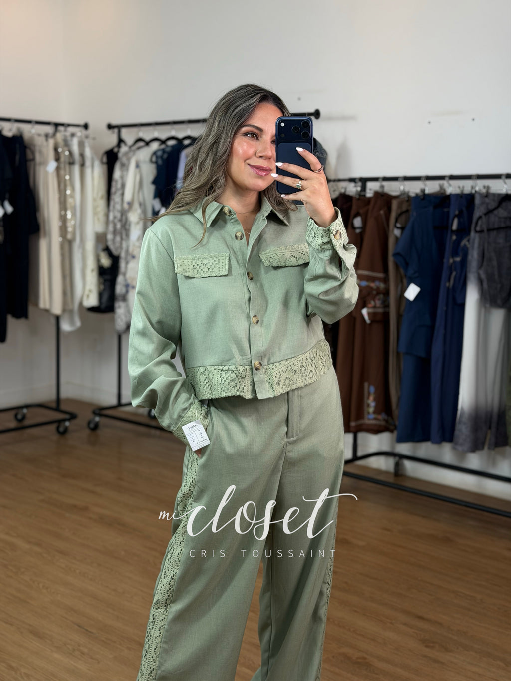CONJUNTO LIGERO TIPO LINO DE CAMISA CON DETALLES CALADOS EN FRENTE, MANGAS Y LATERALES DE PANTALÓN