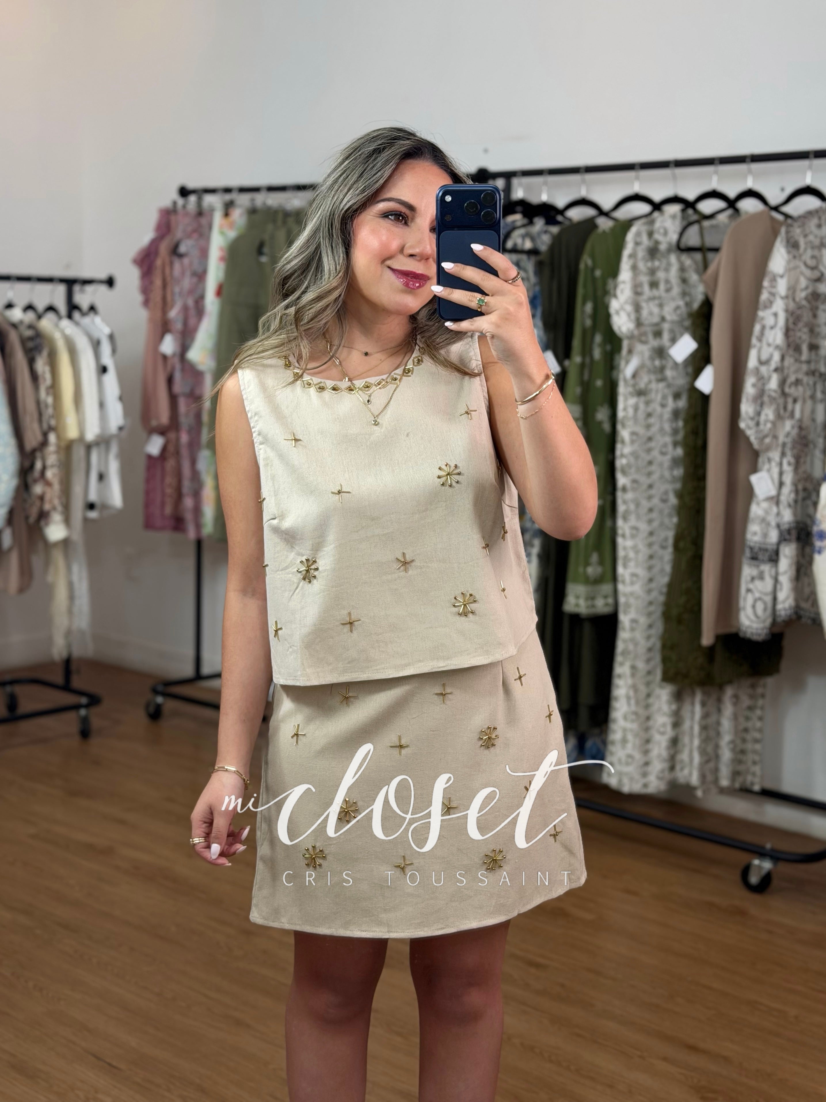 CONJUNTO DE FALDA (FORRO DE SHORT) Y BLUSA TIPO LINO, CON APLICACIONES BORDADAS DE CHAQUIRA