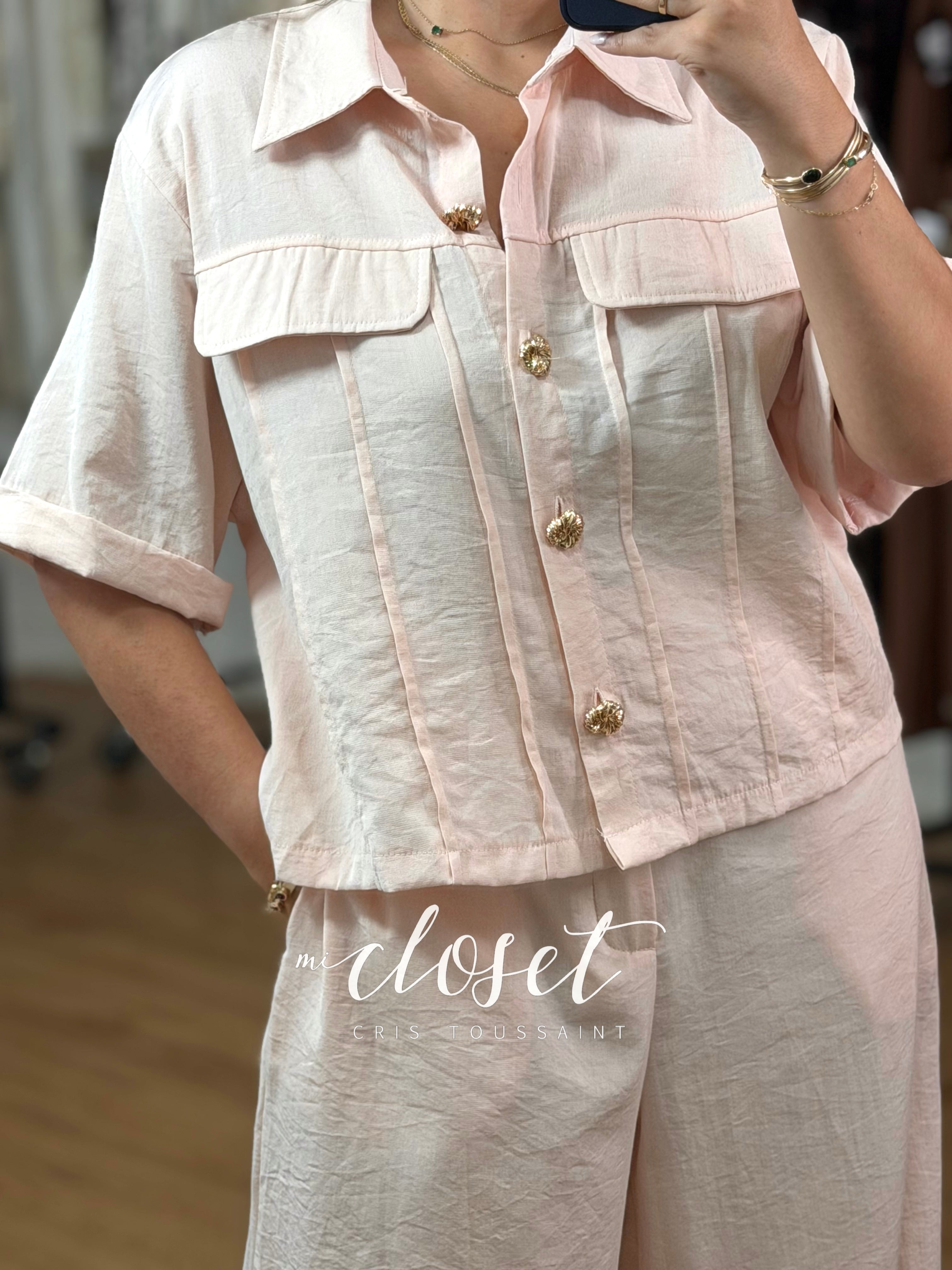 CONJUNTO TIPO LINO, PANTALÓN Y CAMISA CORTA CON BOTONES DORADOS