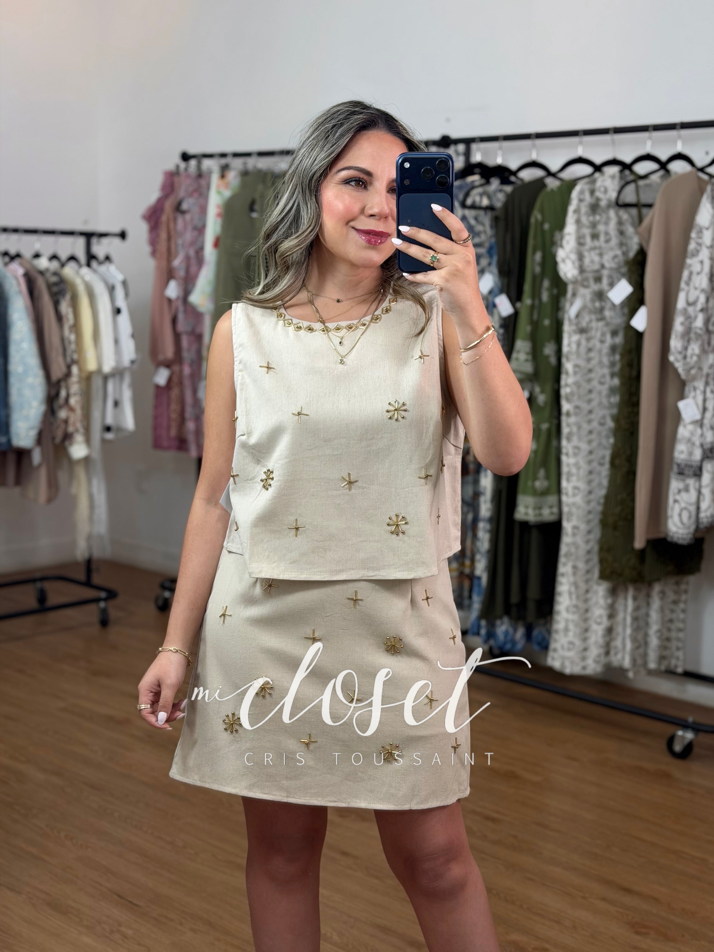 CONJUNTO DE FALDA (FORRO DE SHORT) Y BLUSA TIPO LINO, CON APLICACIONES BORDADAS DE CHAQUIRA