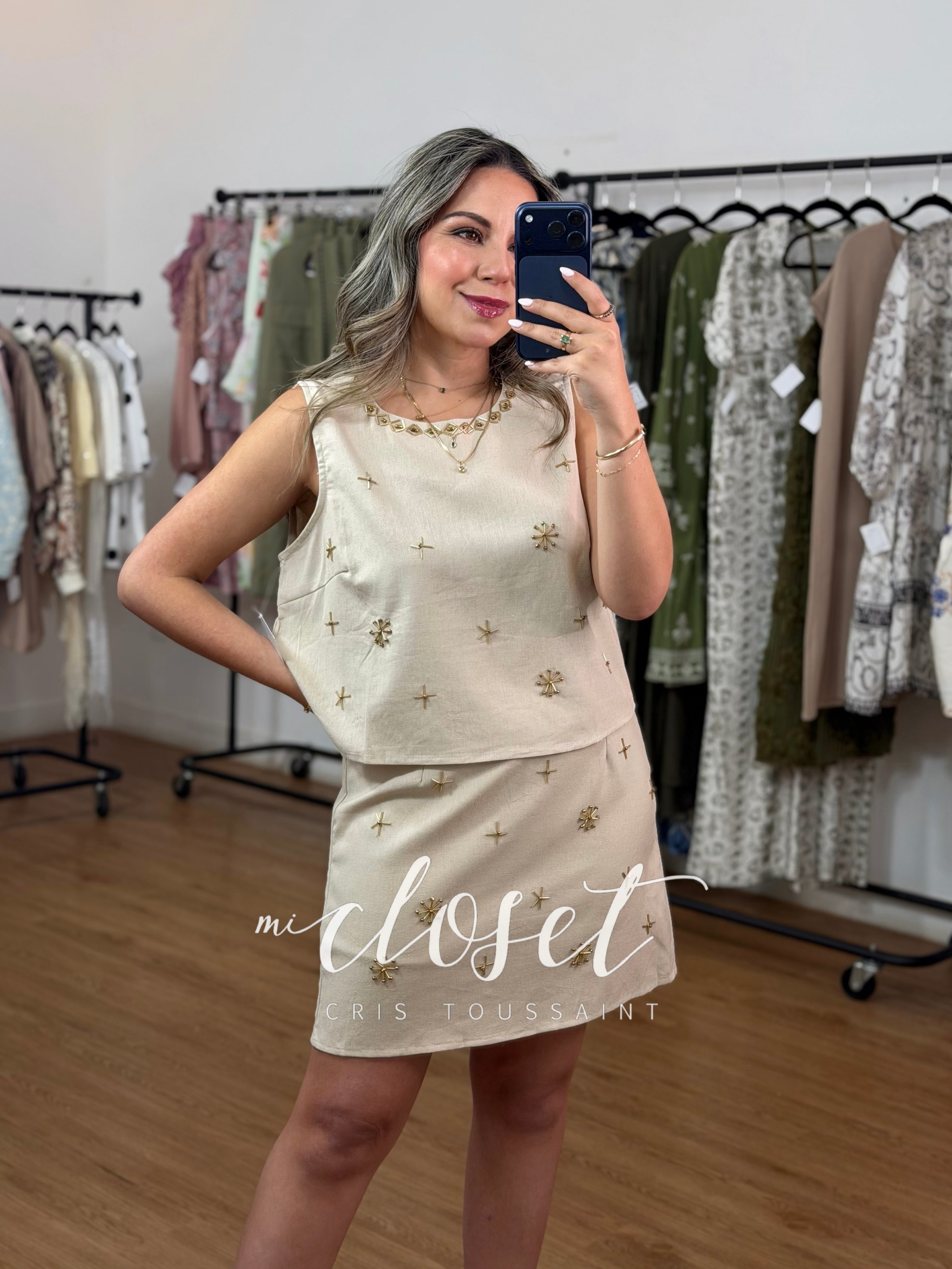 CONJUNTO DE FALDA (FORRO DE SHORT) Y BLUSA TIPO LINO, CON APLICACIONES BORDADAS DE CHAQUIRA