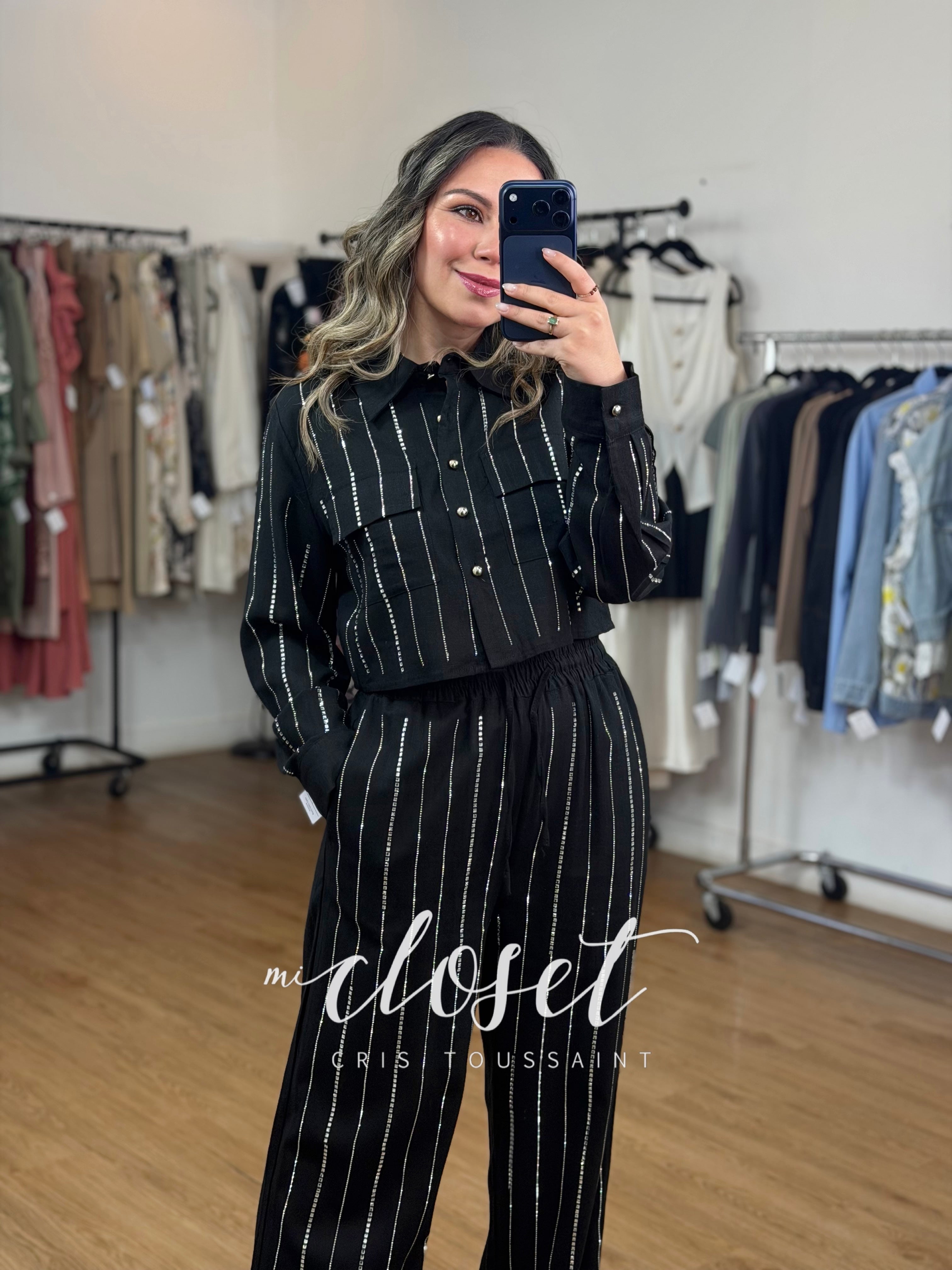 CONJUNTO TIPO LINO, PANTALÓN Y CAMISA CORTA, LLENO DE CRISTALES EN PARTE DELANTERA