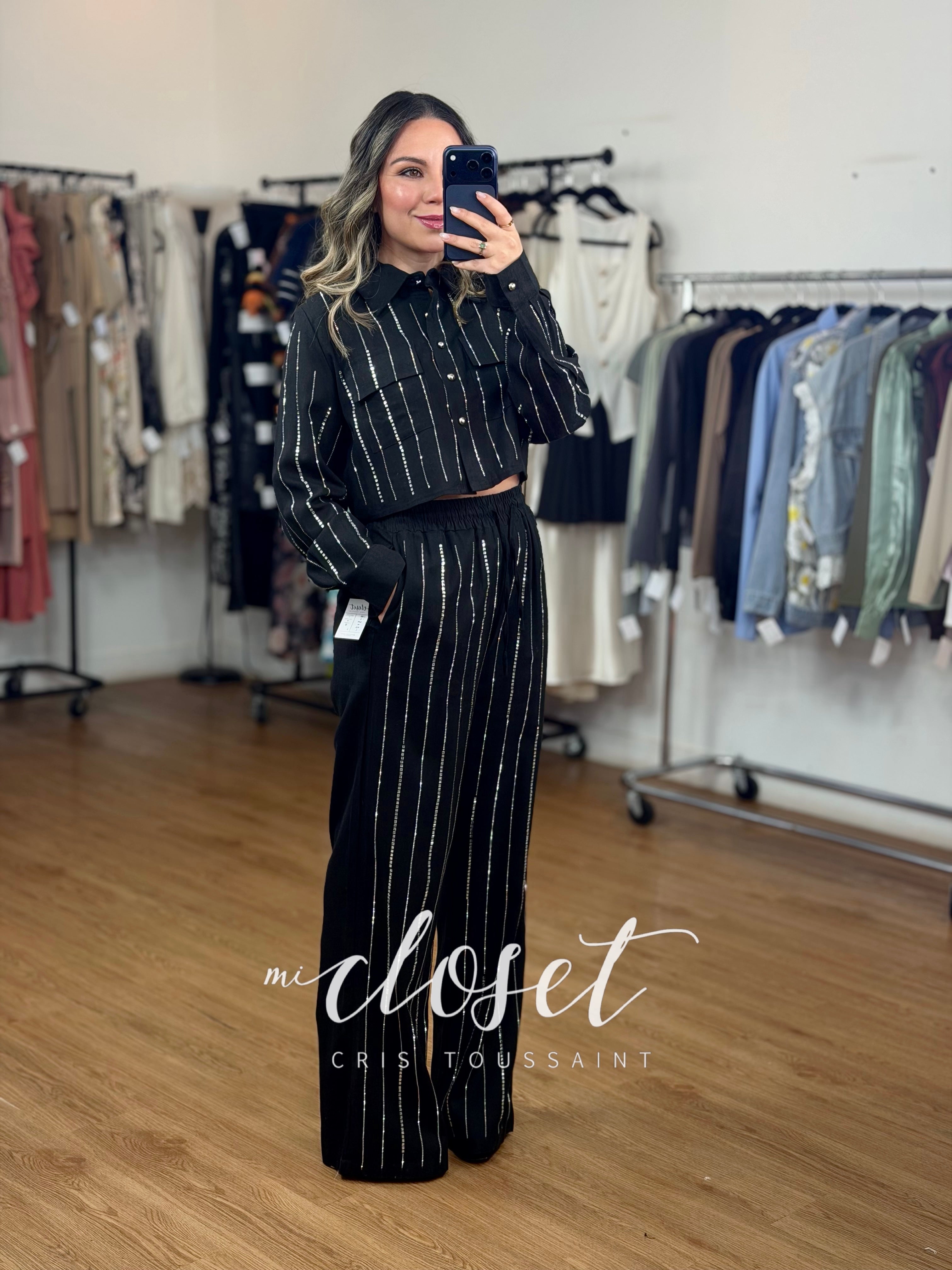 Conjunto tipo lino, pantalón y camisa corta, lleno de cristales en parte delantera