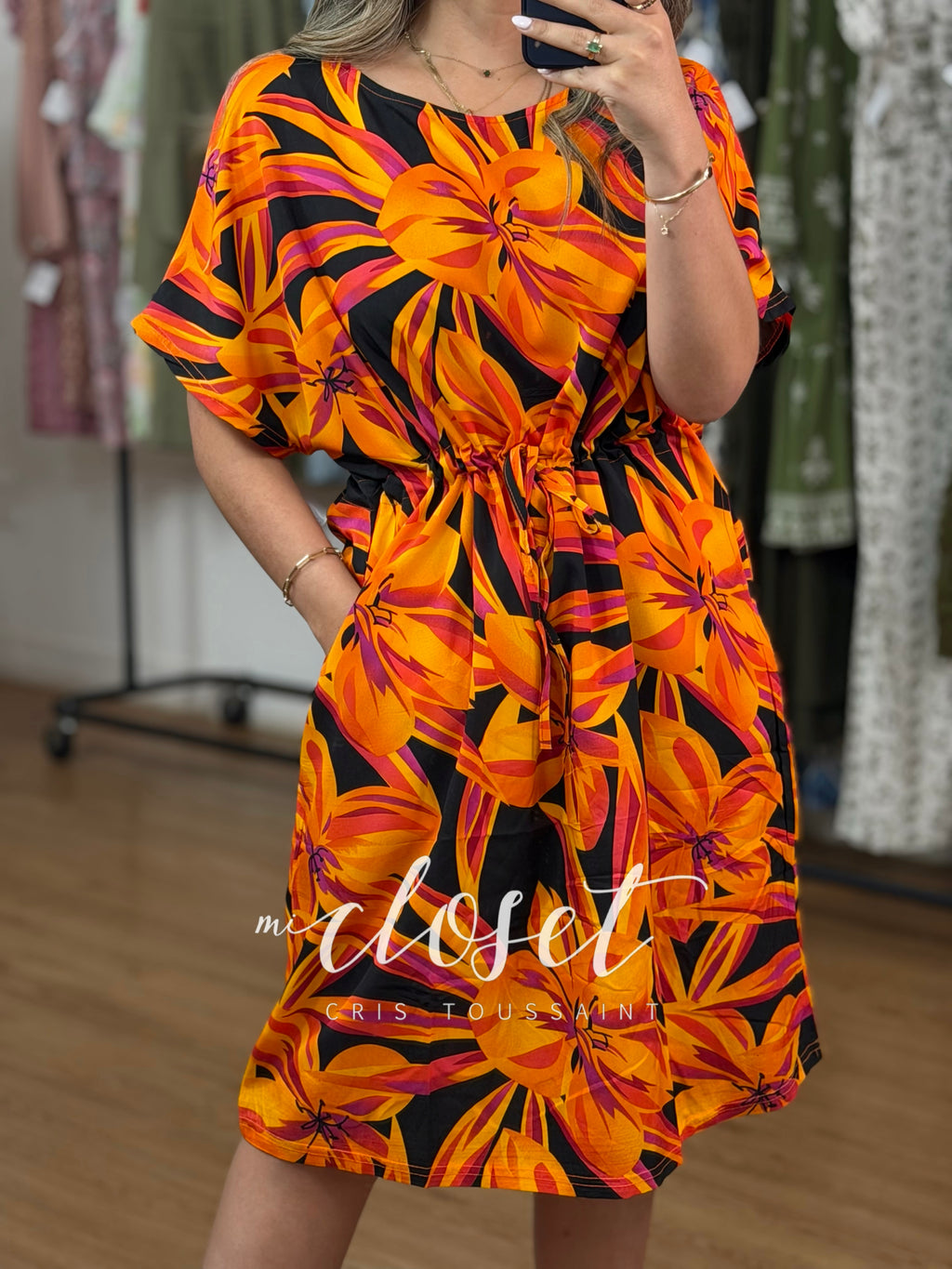 VESTIDO LIGERO, CON CUELLO REDONDO, ESTAMPADO DE FLORES Y CINTA AJUSTABLE EN CINTURA