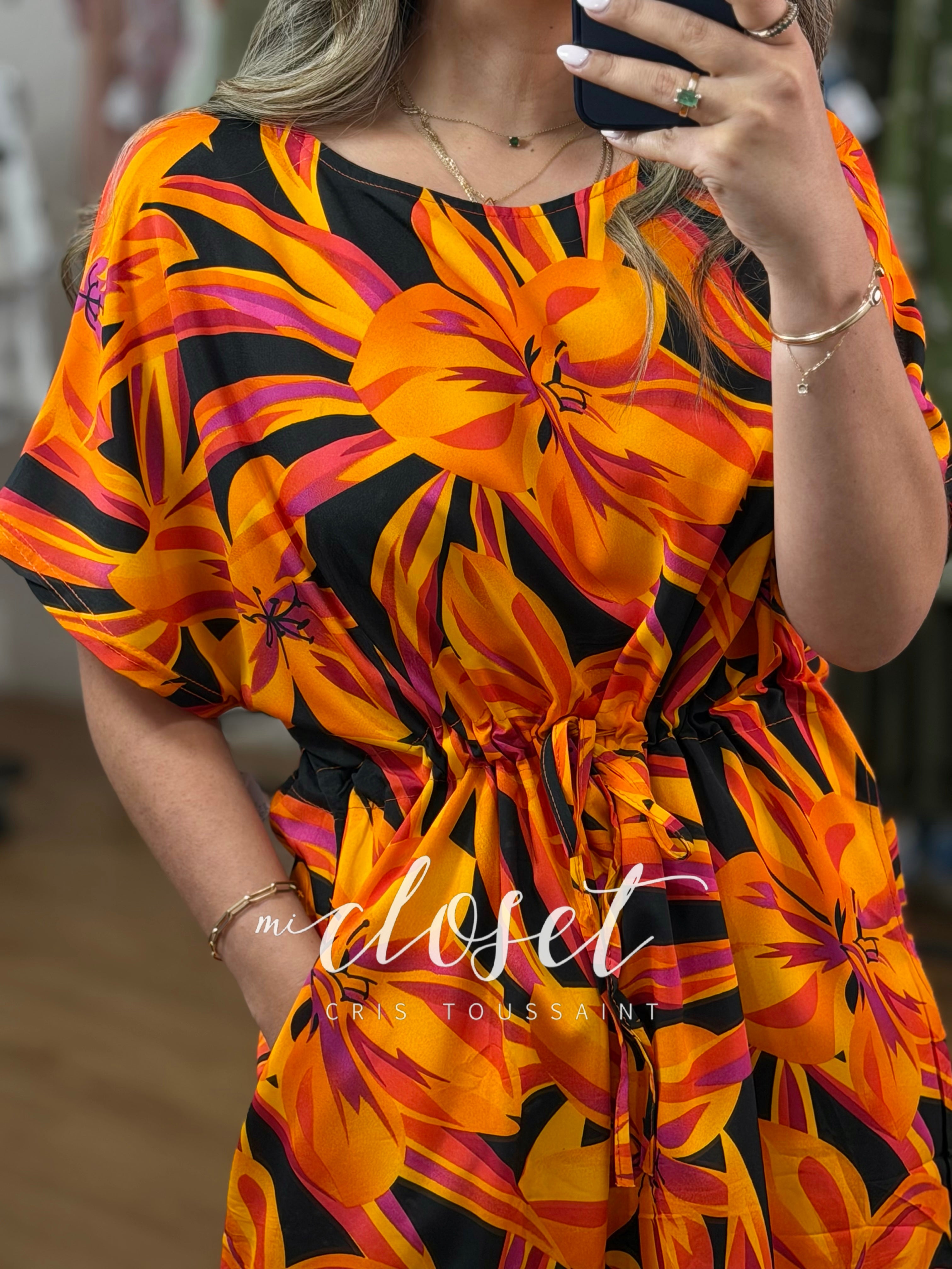 VESTIDO LIGERO, CON CUELLO REDONDO, ESTAMPADO DE FLORES Y CINTA AJUSTABLE EN CINTURA