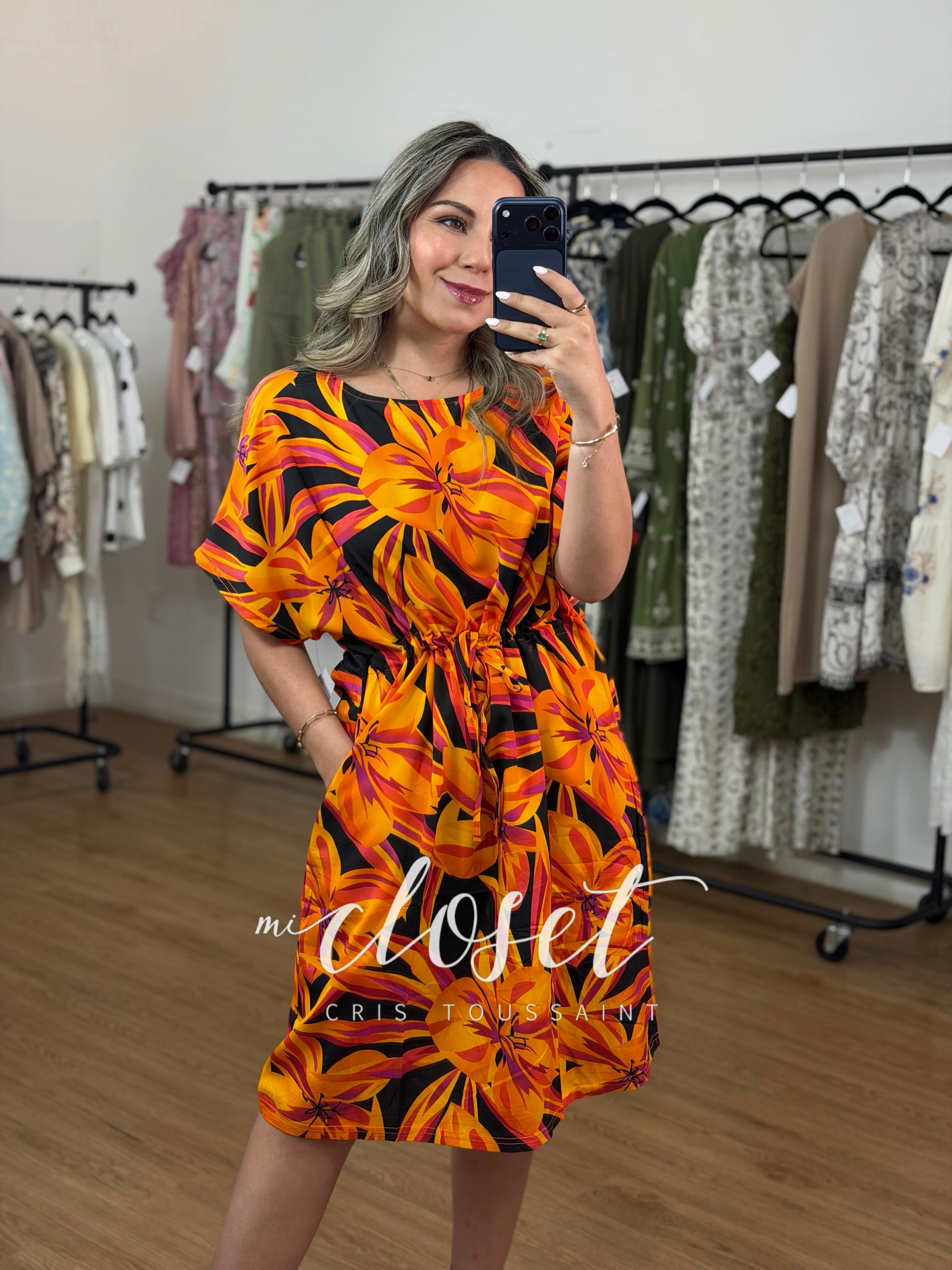 VESTIDO LIGERO, CON CUELLO REDONDO, ESTAMPADO DE FLORES Y CINTA AJUSTABLE EN CINTURA