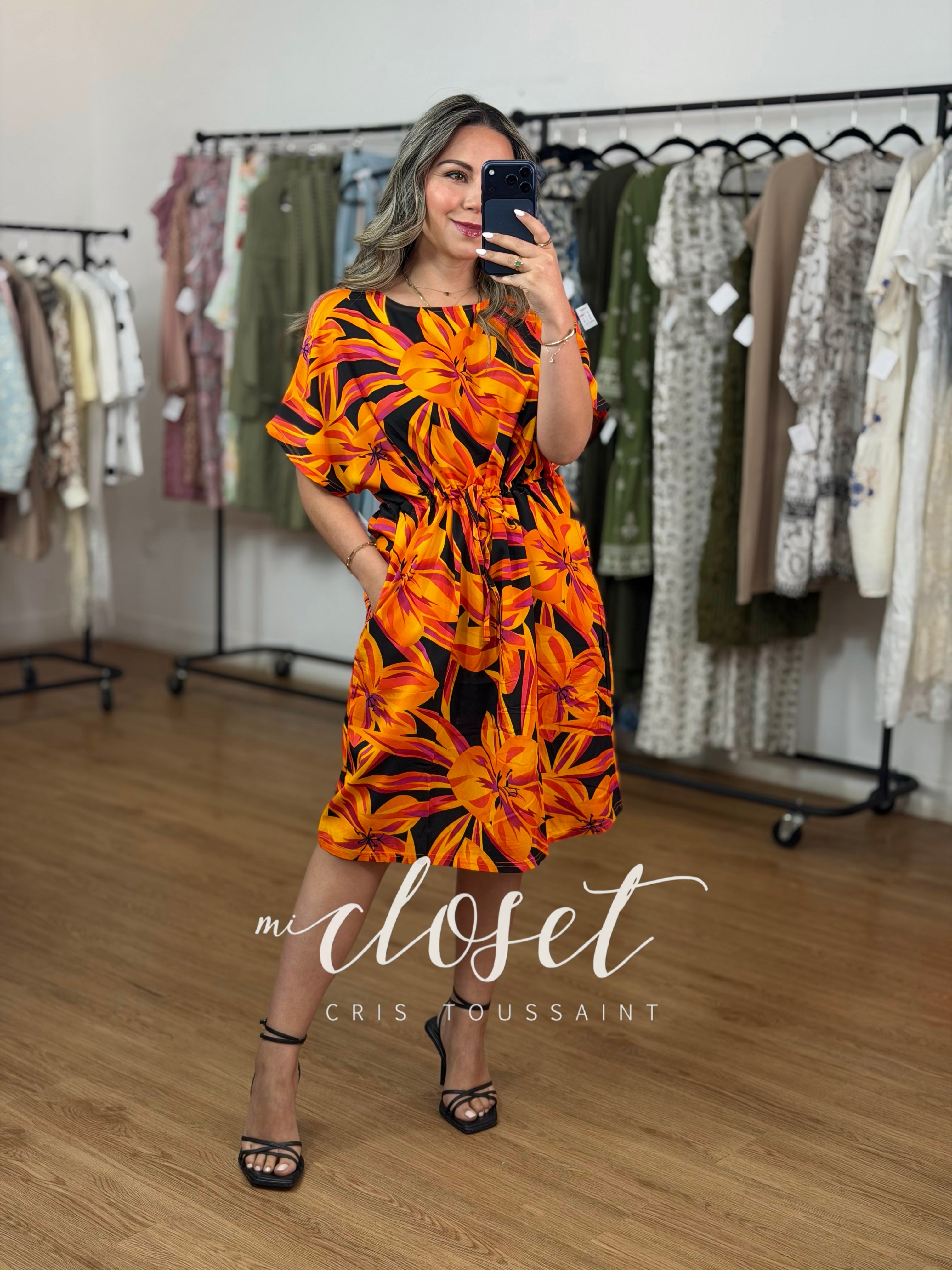 VESTIDO LIGERO, CON CUELLO REDONDO, ESTAMPADO DE FLORES Y CINTA AJUSTABLE EN CINTURA
