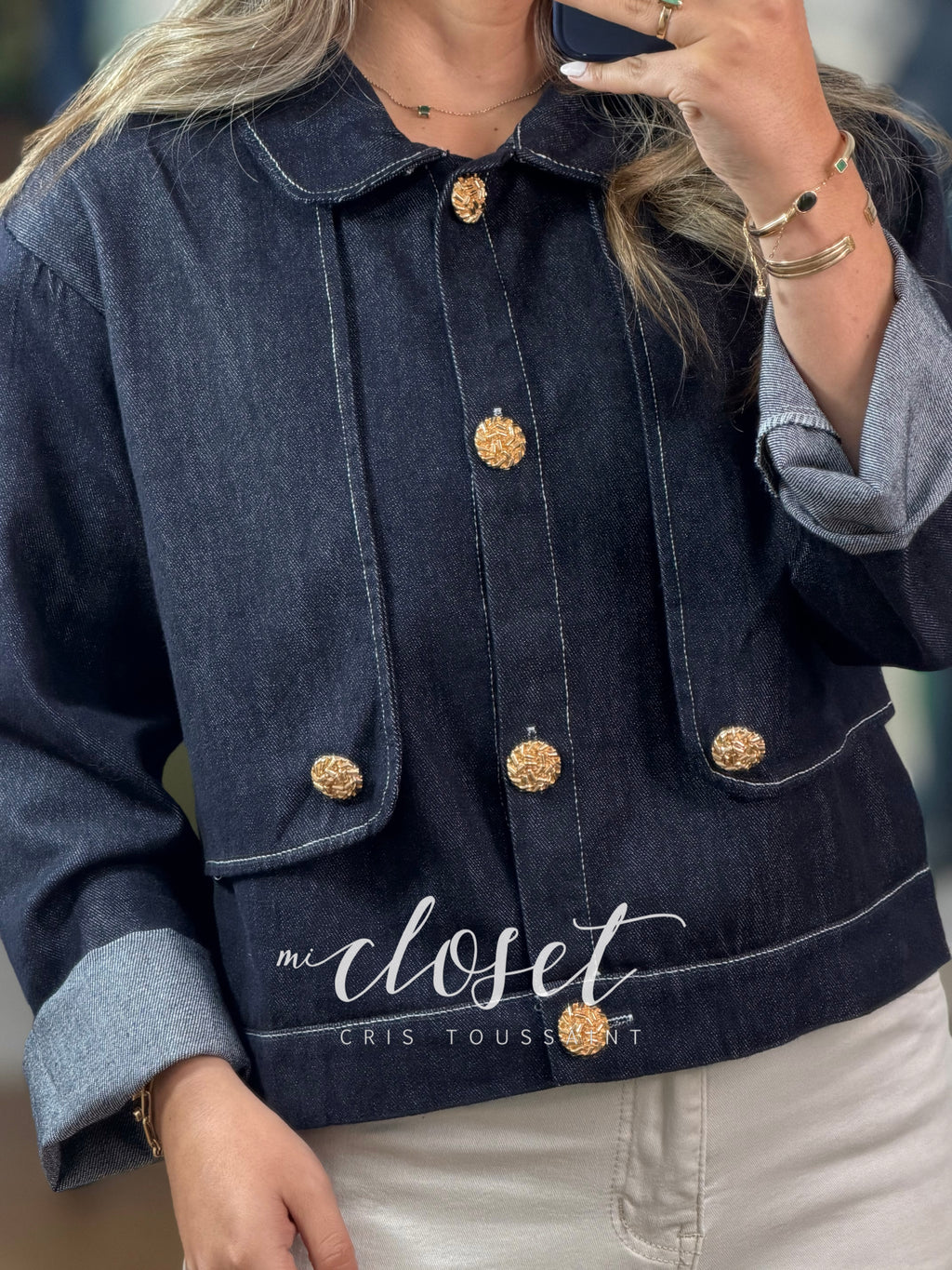 CHAMARRA DE MEZCLILLA CON DETALLES DELINEADOS Y BOTONES DORADOS