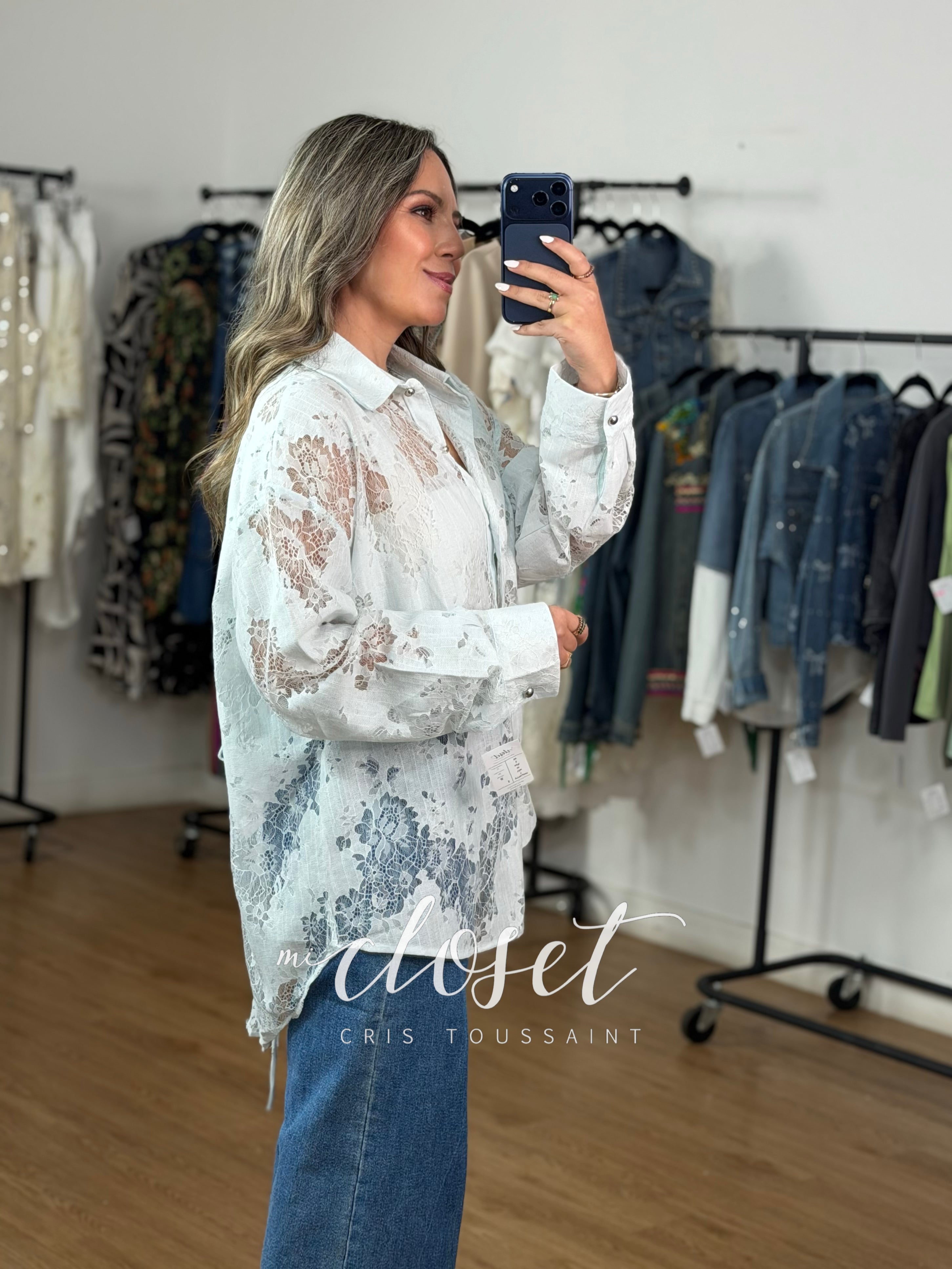CAMISA LIGERA CALADA CON LISTÓN AJUSTABLE Y ABERTURA EN ESPALDA